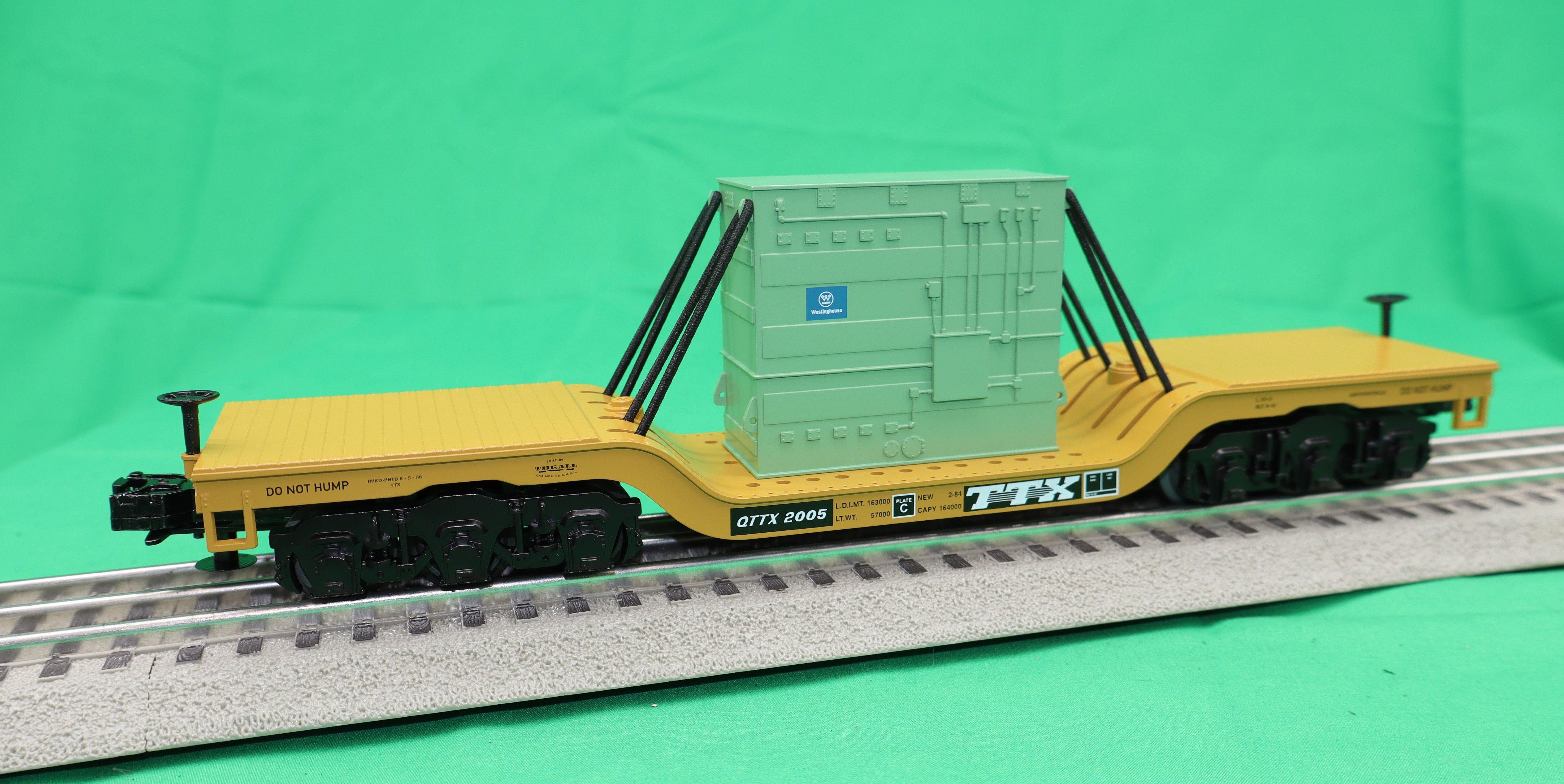 MTH 30-76935 - Dep. Center Flat Car "TTX " #2005 w/ Transformer Load (Westinghouse)