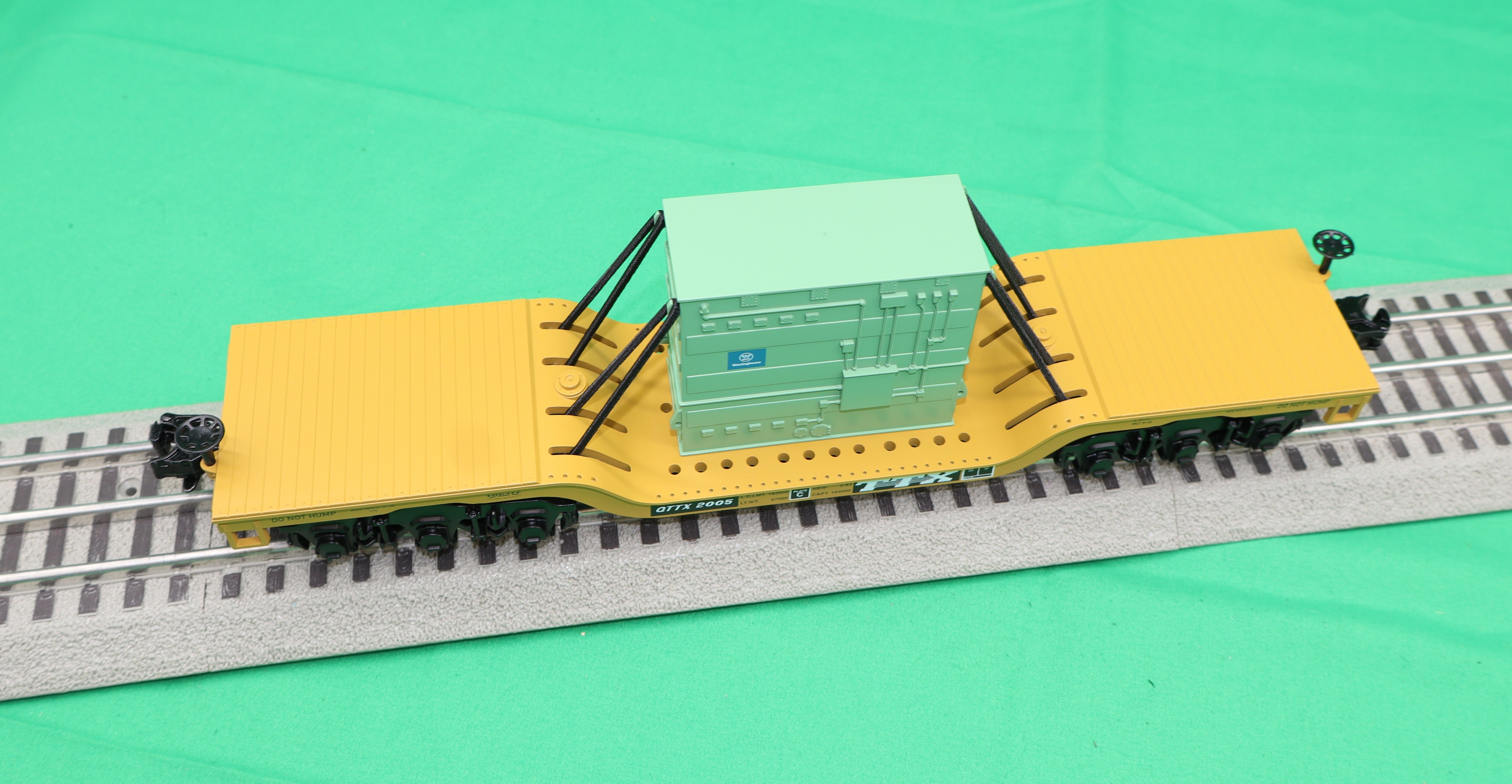 MTH 30-76935 - Dep. Center Flat Car "TTX " #2005 w/ Transformer Load (Westinghouse)
