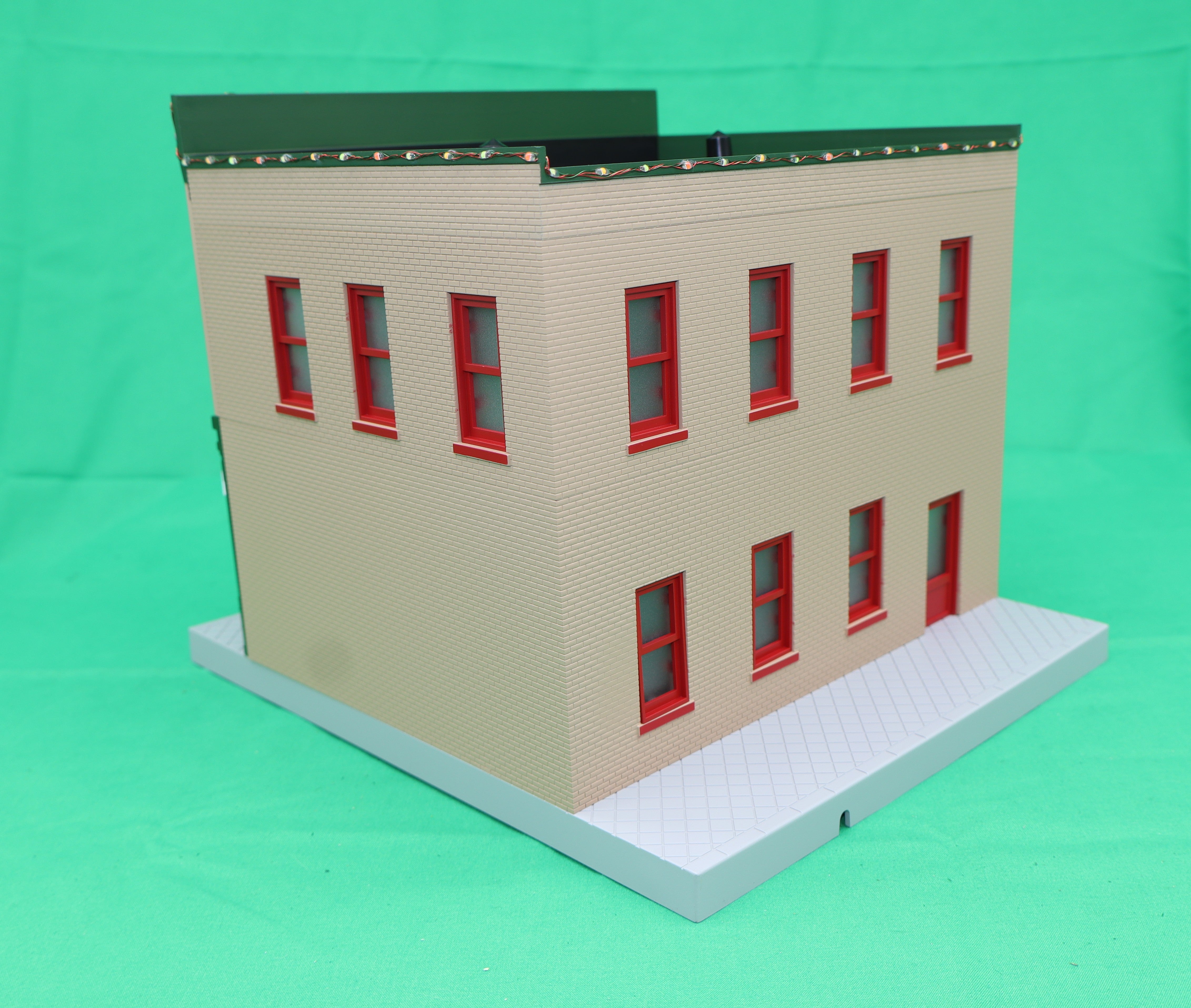 MTH 30-90736 - 2-Story City Building 1 "Christmas" w/ LEDs
