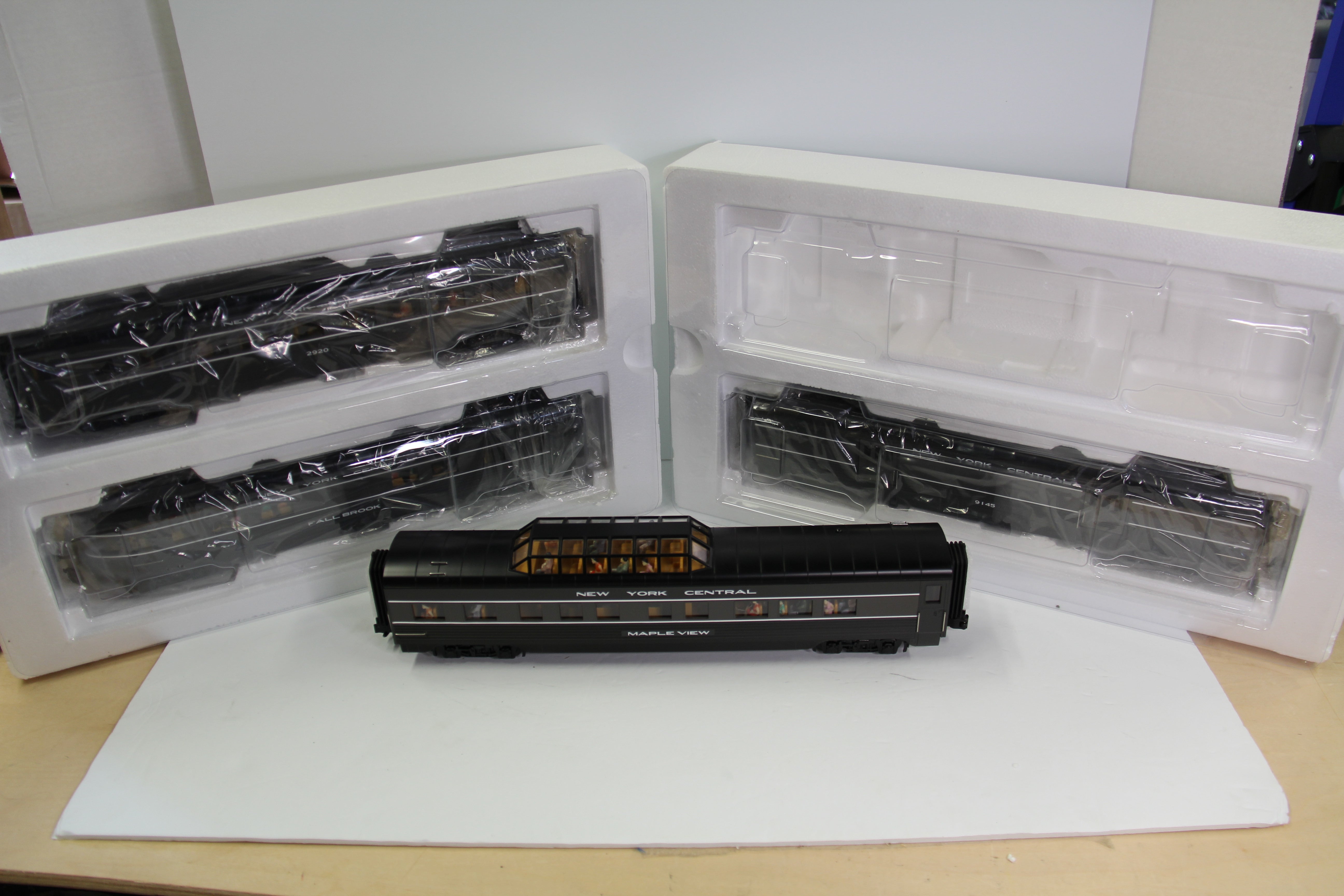 Rail King 30-67699 NYC  4-Car 60' Streamlined Passenger Set-Second hand-M4553