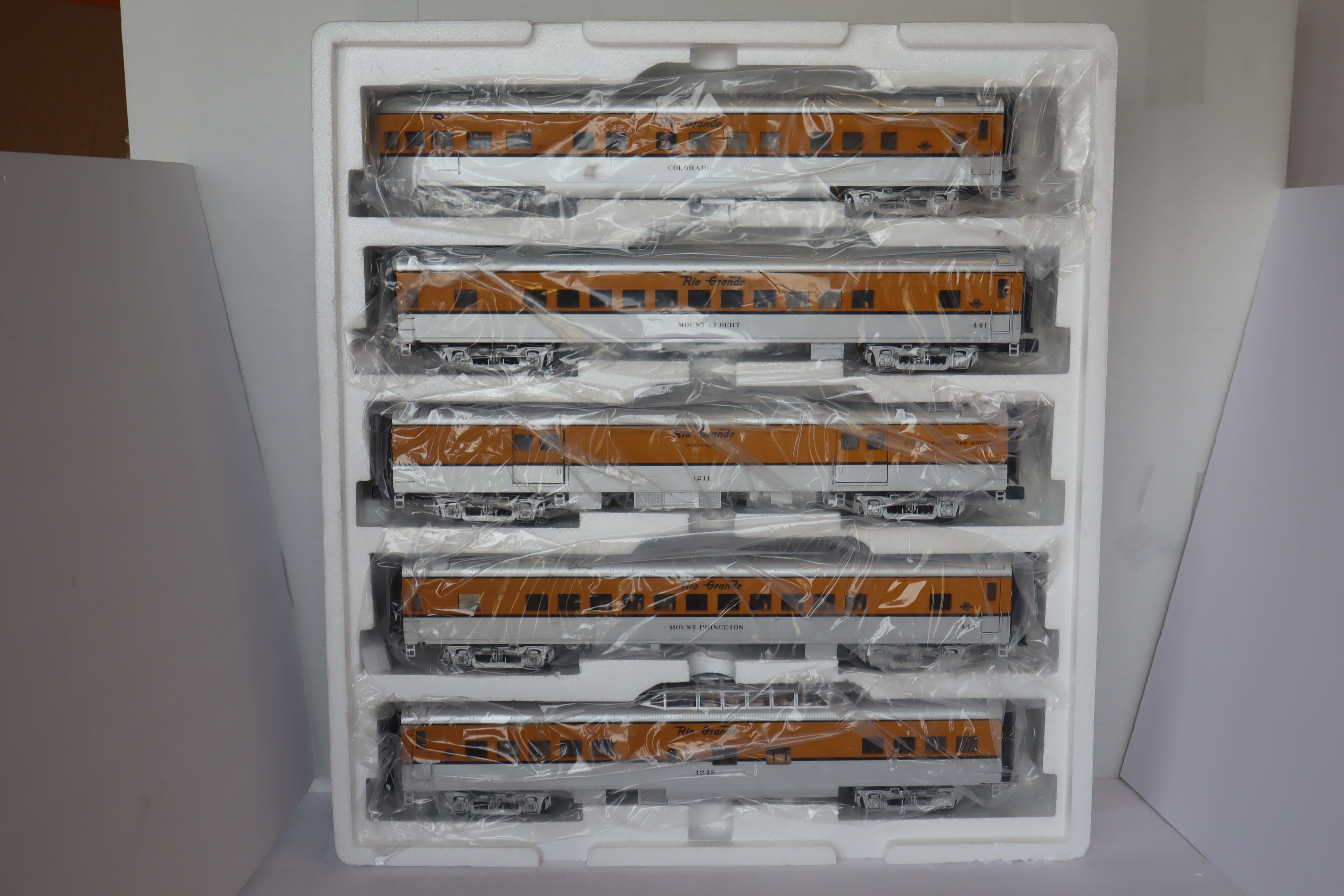 MTH 20-65210 & 20-66210 Denver & Rio Grande 70' Streamlined Pass Set 7 Car Pass Set-Second hand-M7915