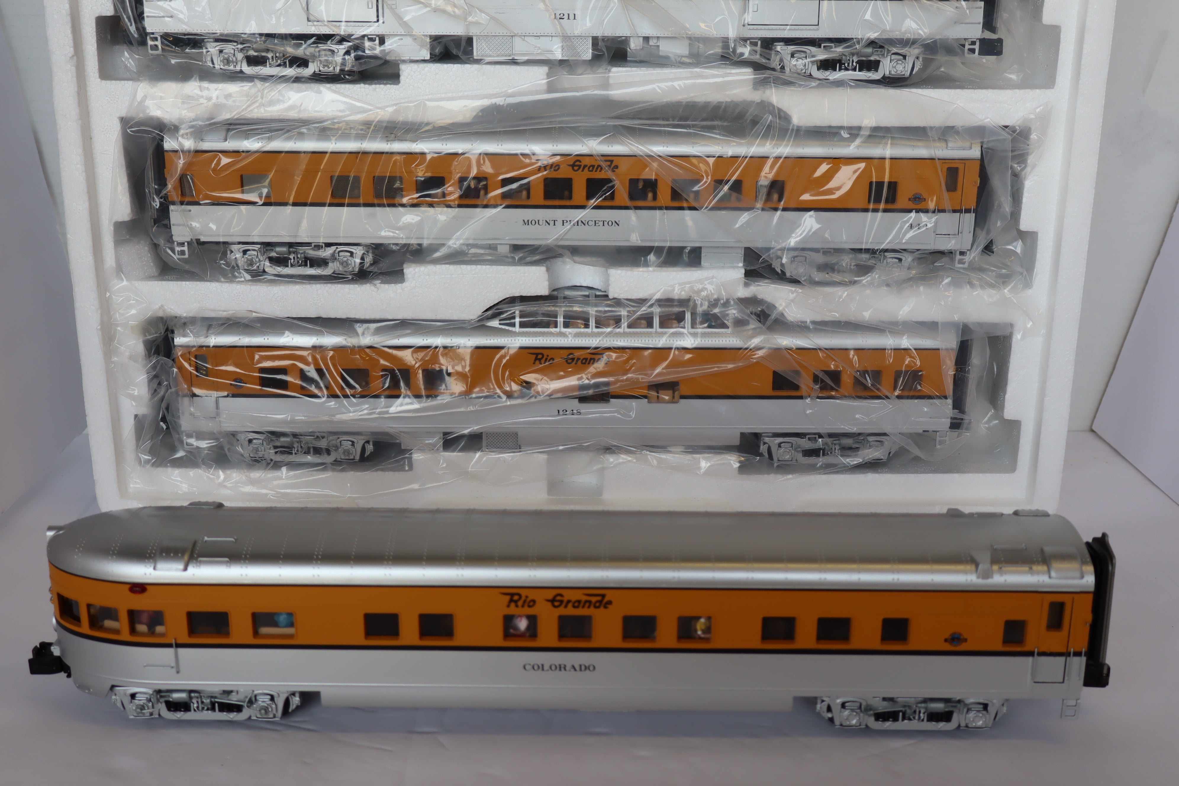 MTH 20-65210 & 20-66210 Denver & Rio Grande 70' Streamlined Pass Set 7 Car Pass Set-Second hand-M7915