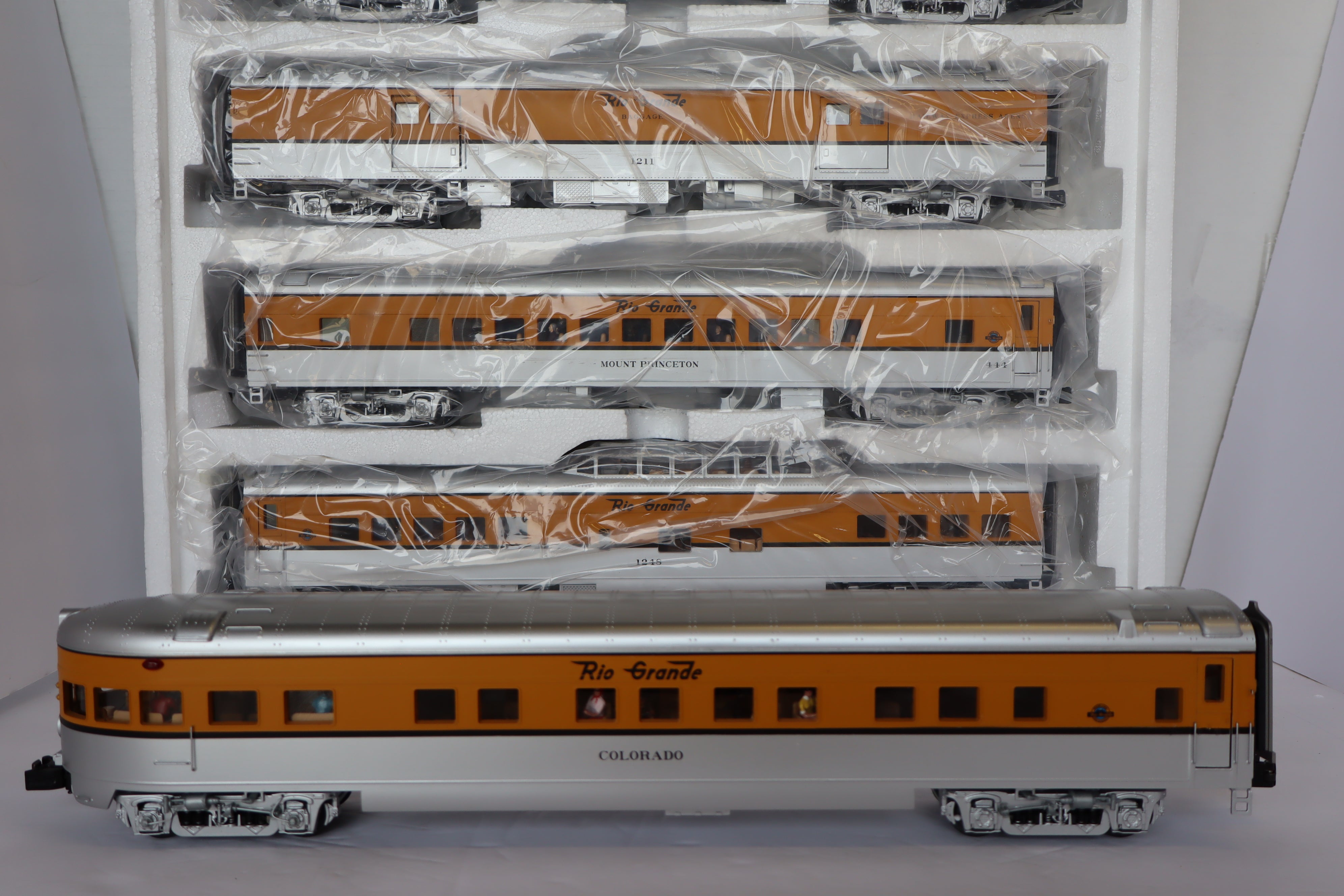 MTH 20-65210 & 20-66210 Denver & Rio Grande 70' Streamlined Pass Set 7 Car Pass Set-Second hand-M7915