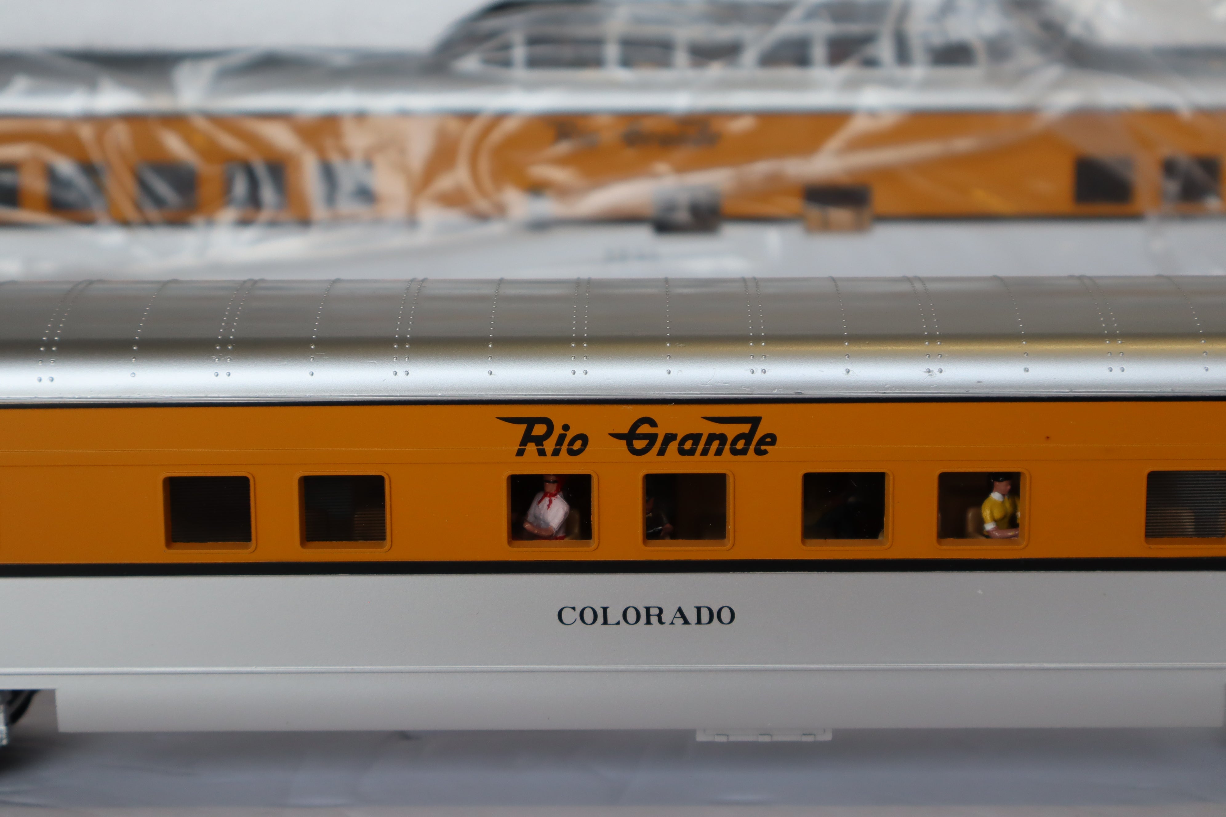 MTH 20-65210 & 20-66210 Denver & Rio Grande 70' Streamlined Pass Set 7 Car Pass Set-Second hand-M7915