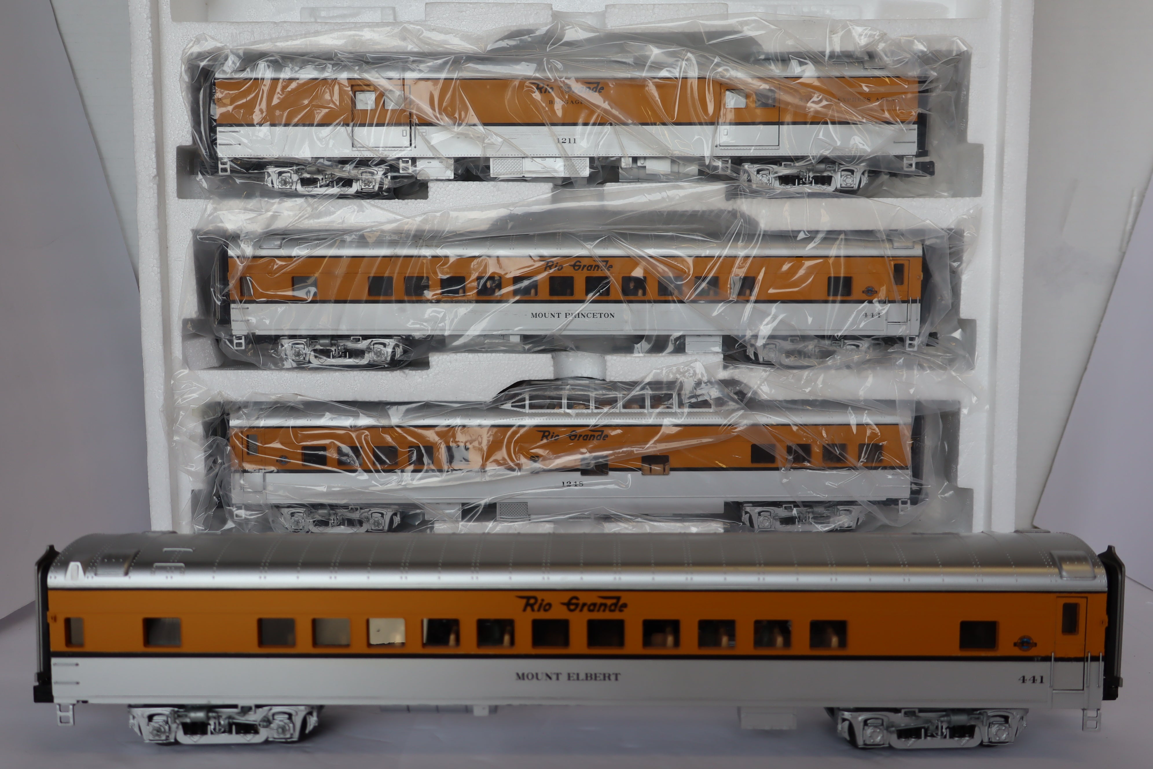 MTH 20-65210 & 20-66210 Denver & Rio Grande 70' Streamlined Pass Set 7 Car Pass Set-Second hand-M7915