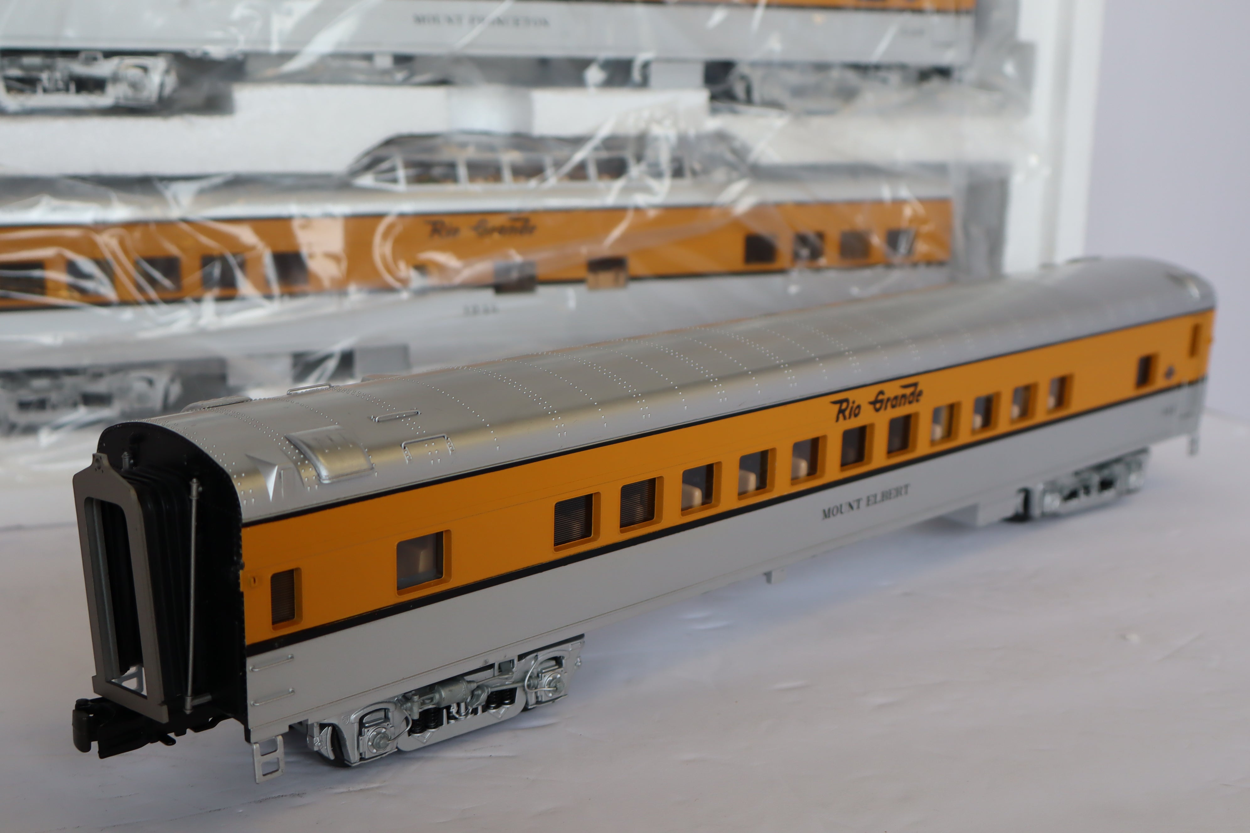MTH 20-65210 & 20-66210 Denver & Rio Grande 70' Streamlined Pass Set 7 Car Pass Set-Second hand-M7915
