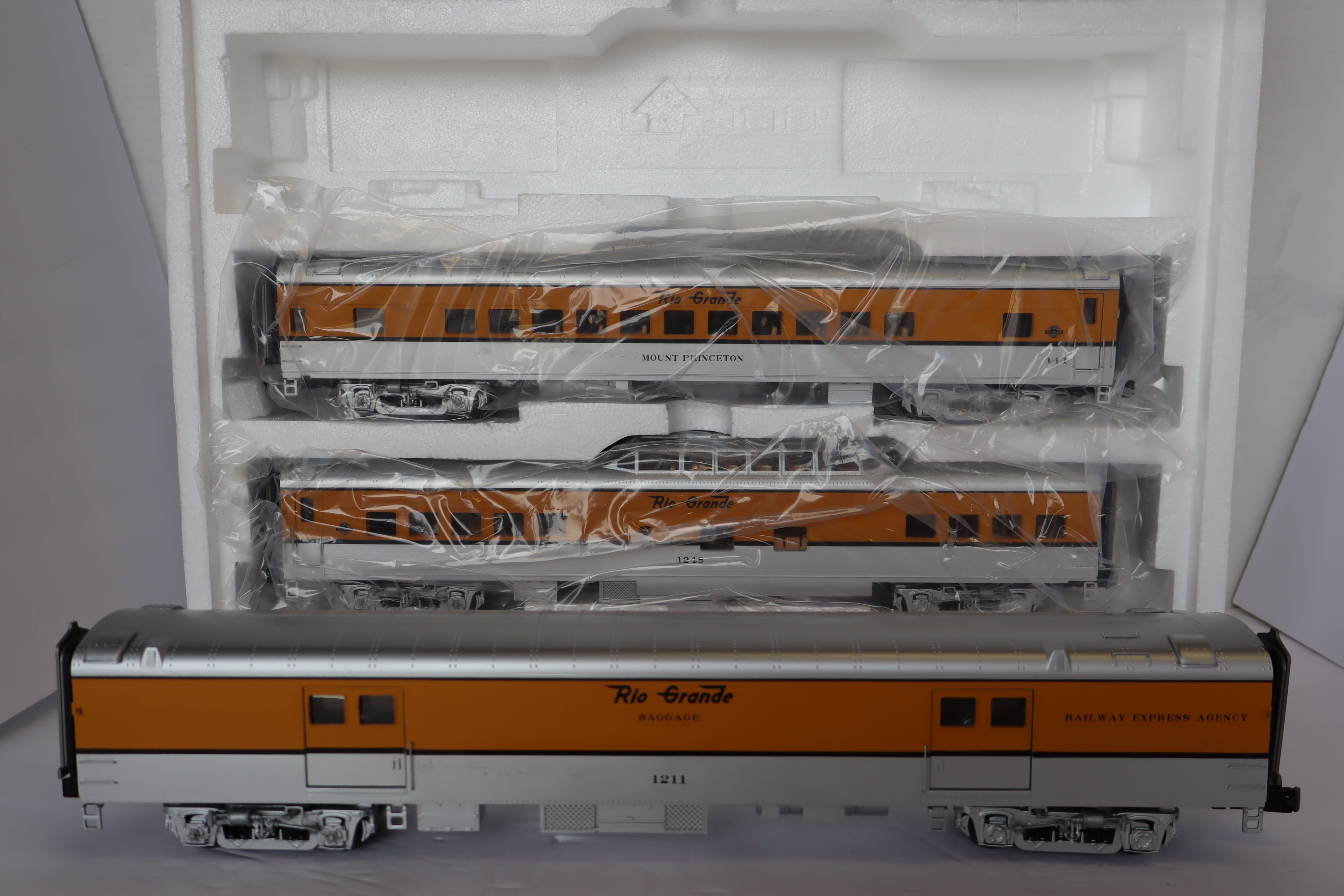 MTH 20-65210 & 20-66210 Denver & Rio Grande 70' Streamlined Pass Set 7 Car Pass Set-Second hand-M7915