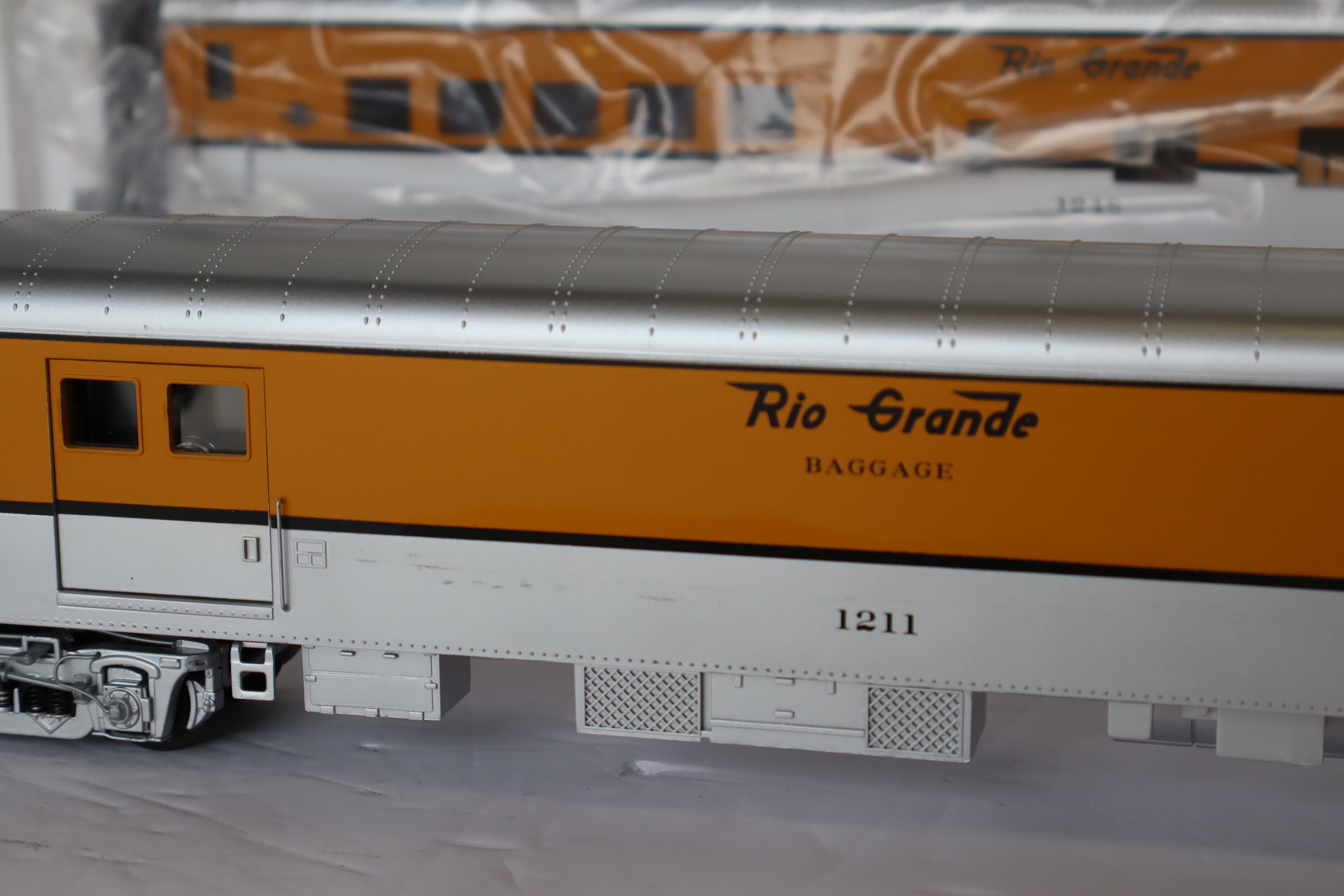 MTH 20-65210 & 20-66210 Denver & Rio Grande 70' Streamlined Pass Set 7 Car Pass Set-Second hand-M7915
