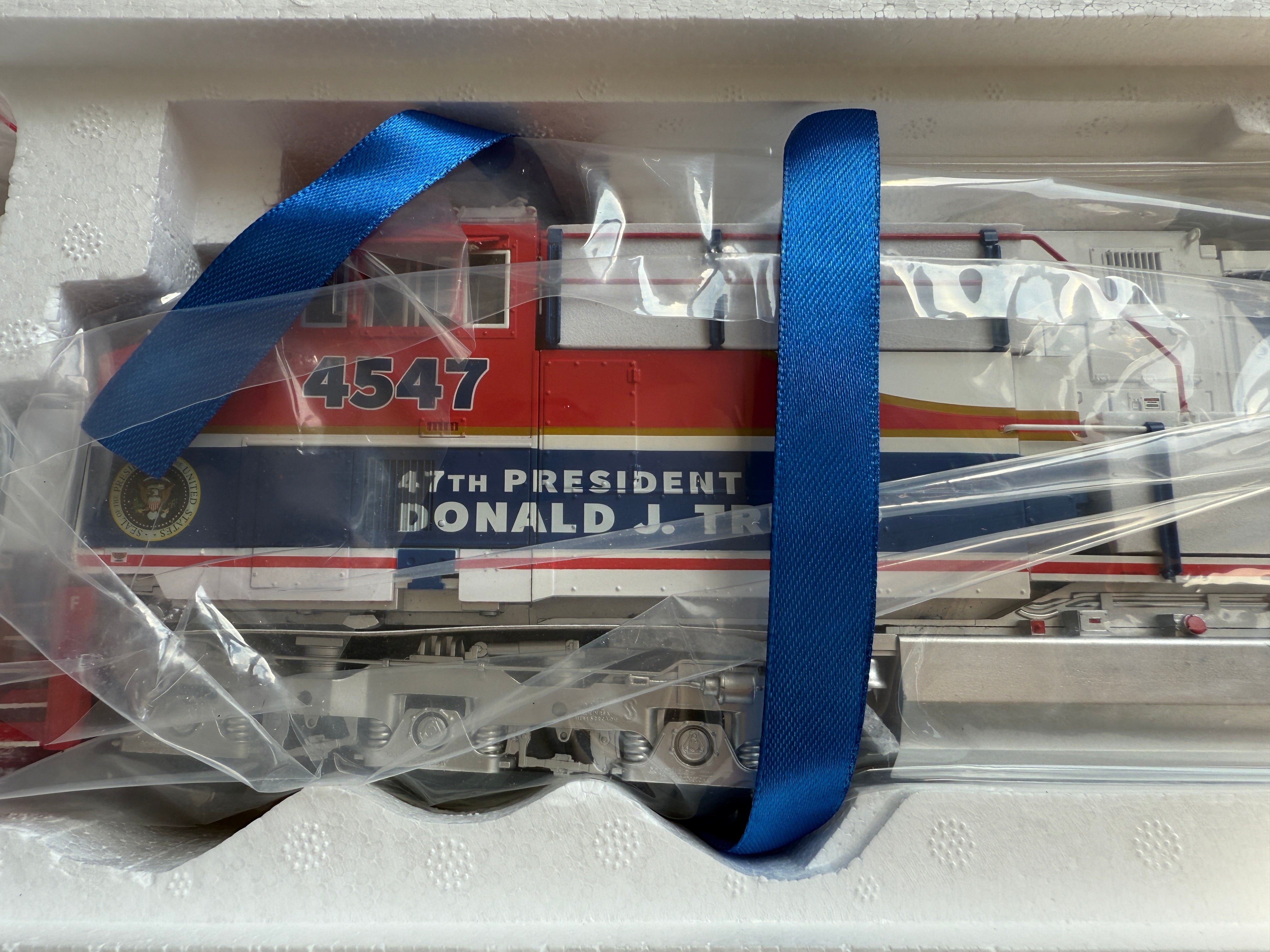 Lionel 2533047D - Legacy ES44 Diesel Locomotive "Trump" #4547 - Damaged Box