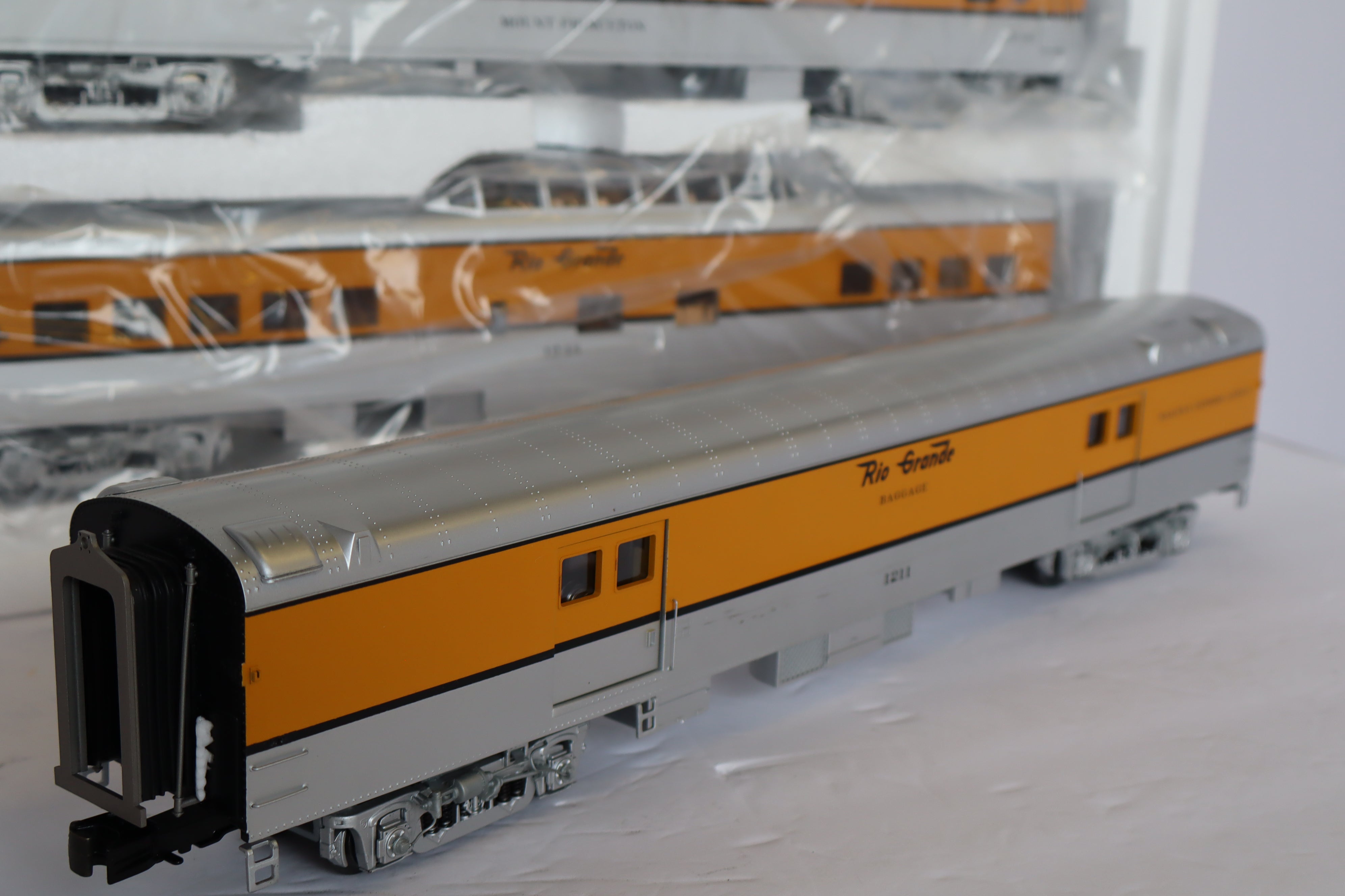 MTH 20-65210 & 20-66210 Denver & Rio Grande 70' Streamlined Pass Set 7 Car Pass Set-Second hand-M7915