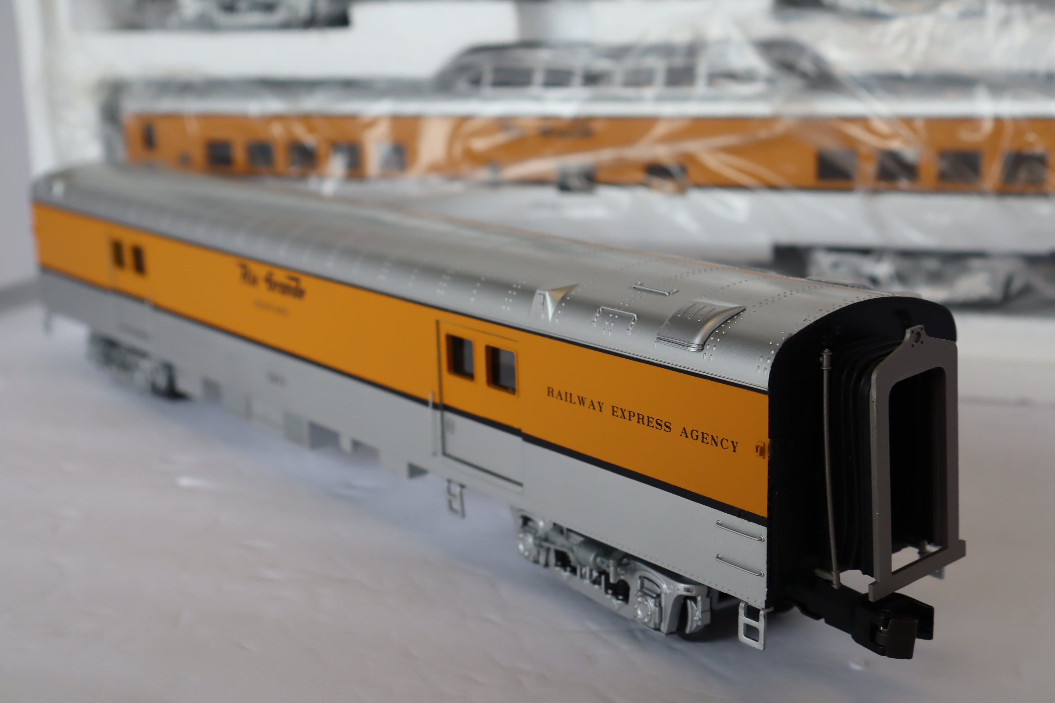 MTH 20-65210 & 20-66210 Denver & Rio Grande 70' Streamlined Pass Set 7 Car Pass Set-Second hand-M7915