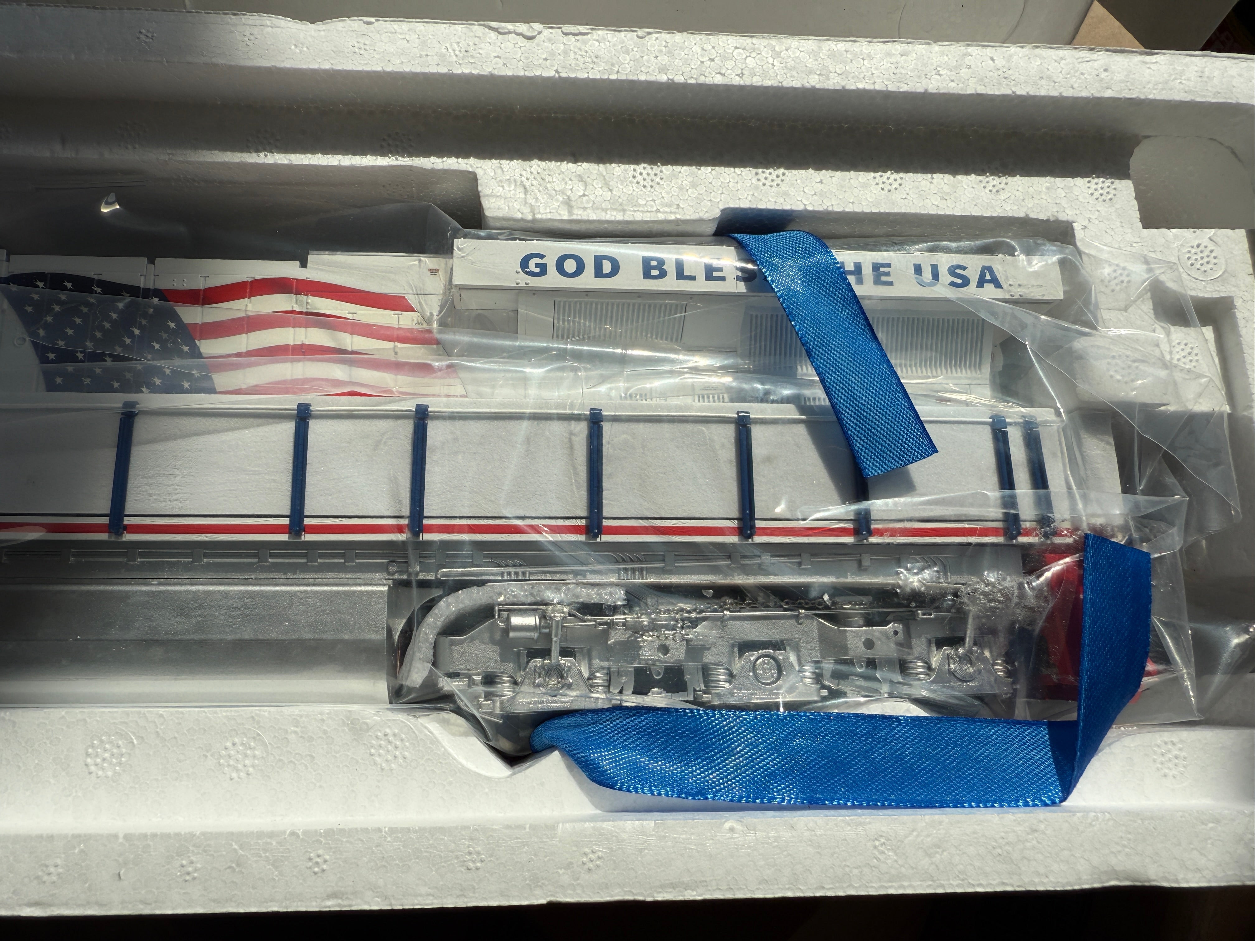 Lionel 2533047D - Legacy ES44 Diesel Locomotive "Trump" #4547 - Damaged Box