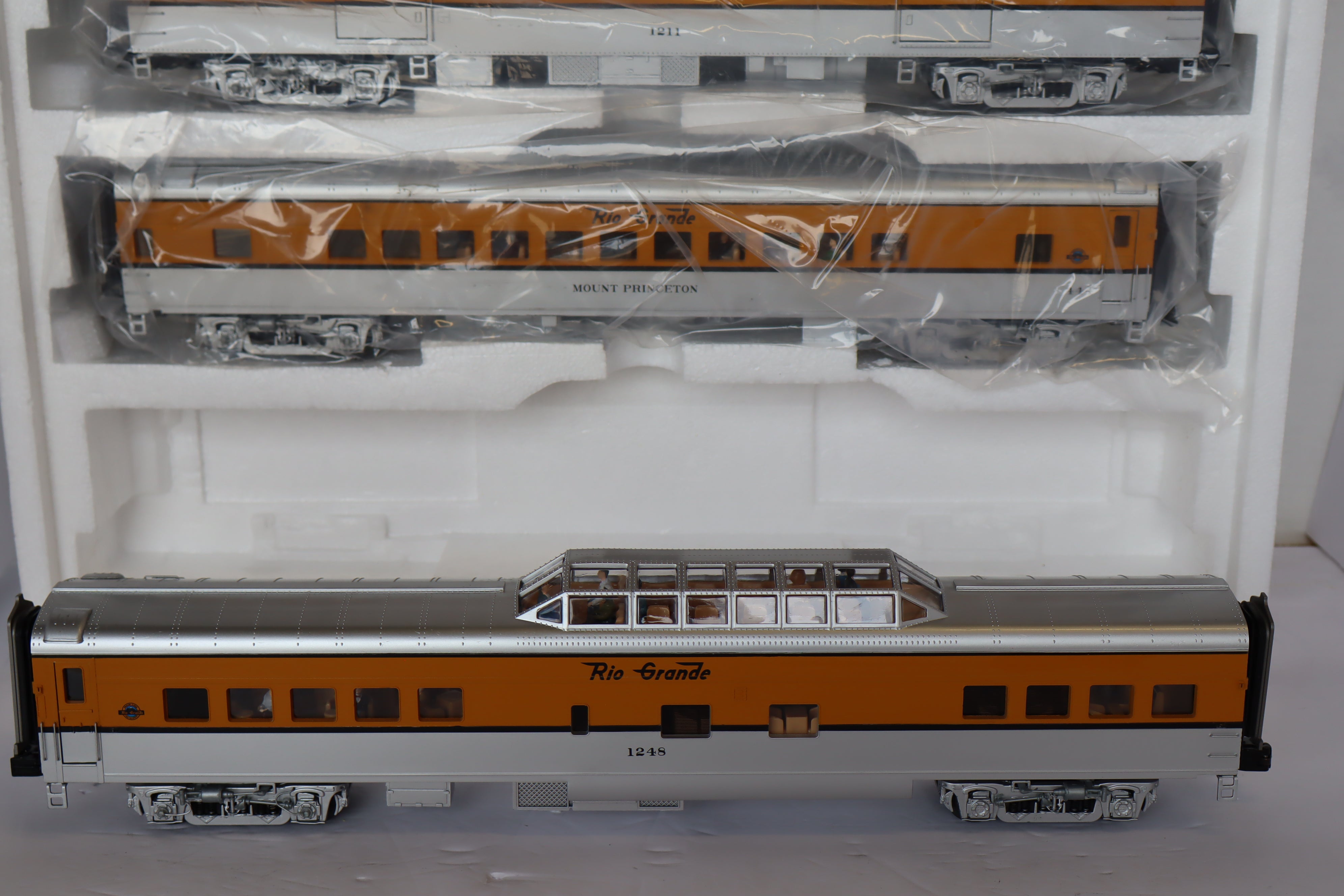 MTH 20-65210 & 20-66210 Denver & Rio Grande 70' Streamlined Pass Set 7 Car Pass Set-Second hand-M7915