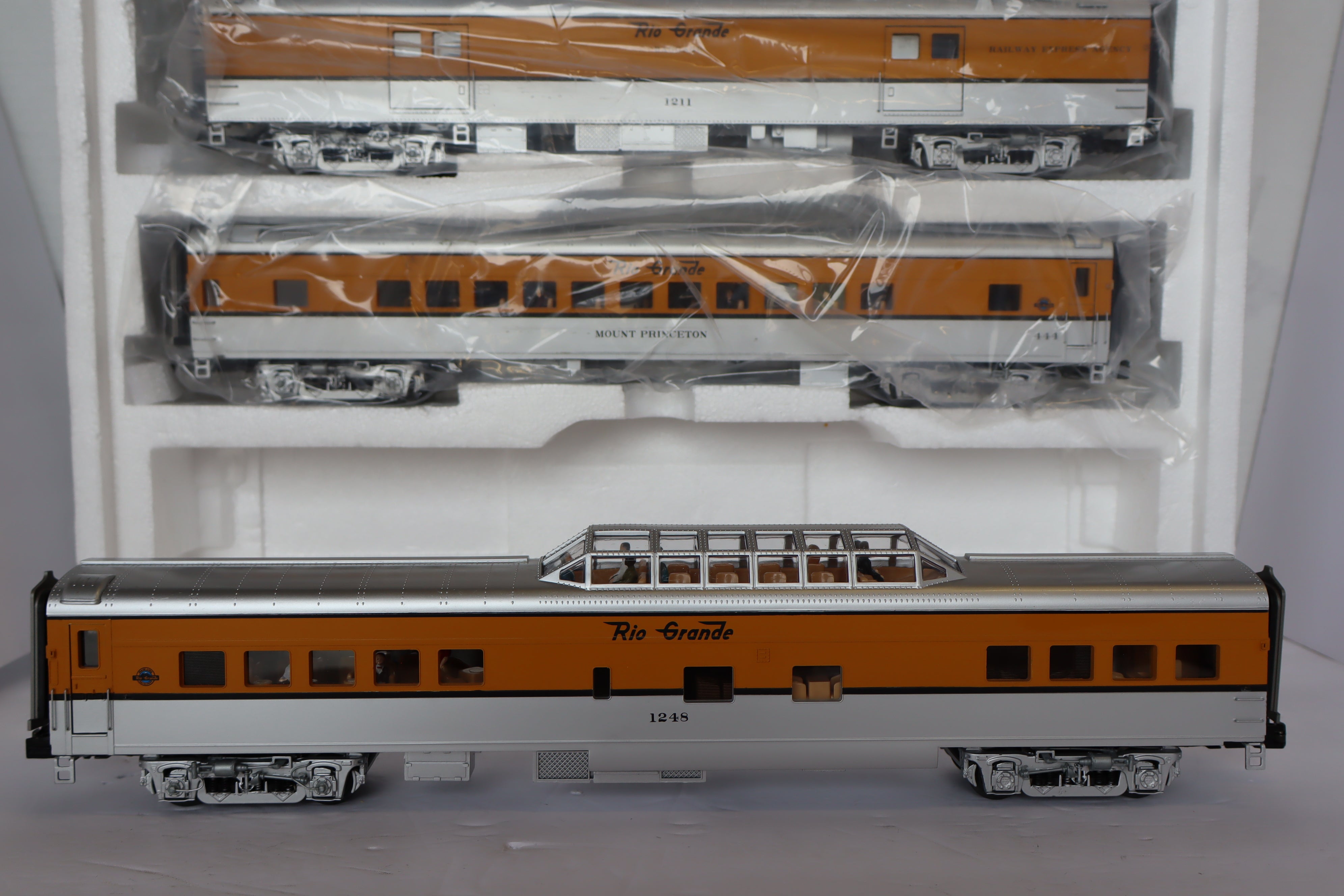 MTH 20-65210 & 20-66210 Denver & Rio Grande 70' Streamlined Pass Set 7 Car Pass Set-Second hand-M7915