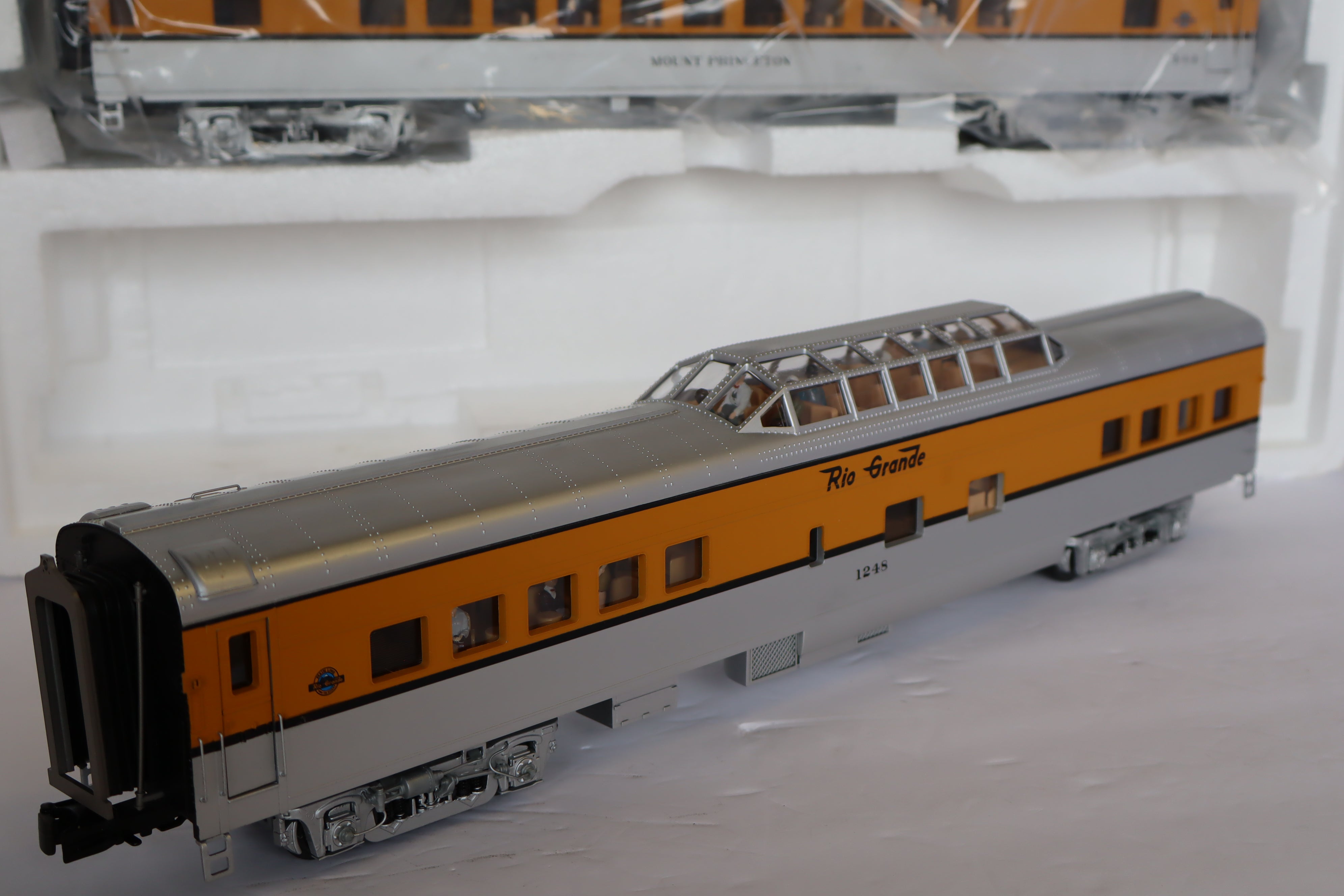 MTH 20-65210 & 20-66210 Denver & Rio Grande 70' Streamlined Pass Set 7 Car Pass Set-Second hand-M7915
