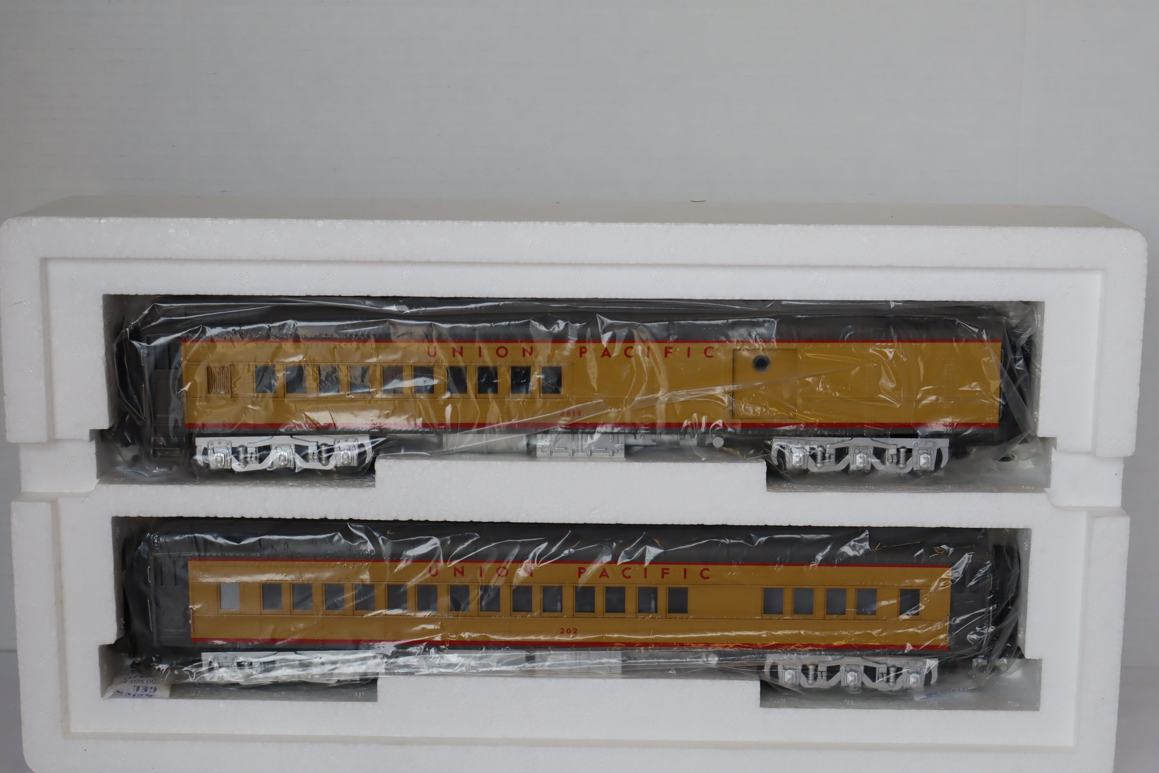 MTH 20-4131 Union Pacific 2-Car Madison Combo/Diner Car Pass Set-Second hand-M7917