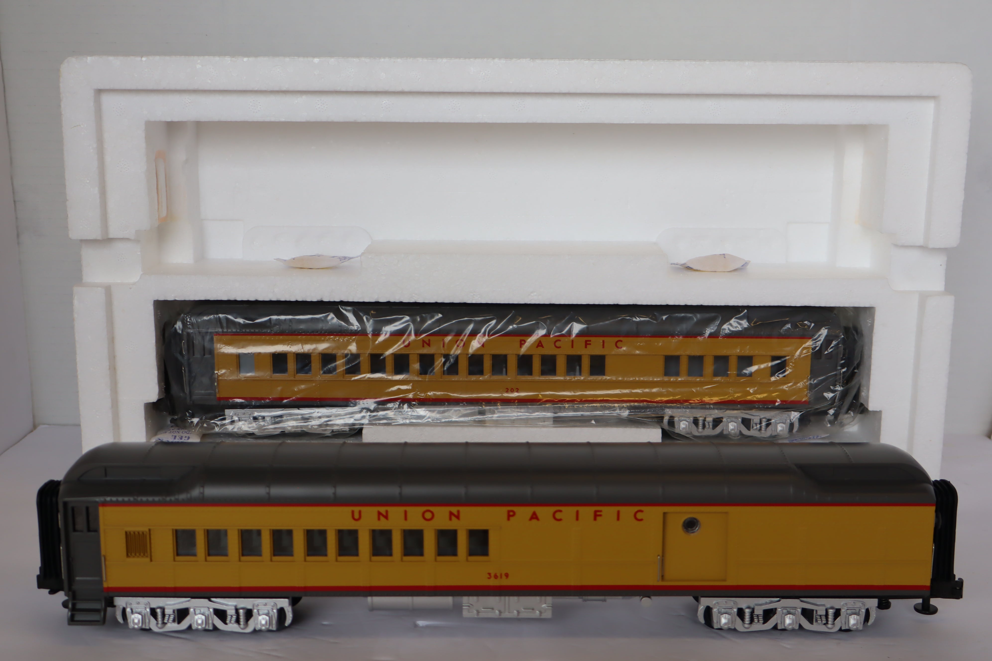 MTH 20-4131 Union Pacific 2-Car Madison Combo/Diner Car Pass Set-Second hand-M7917