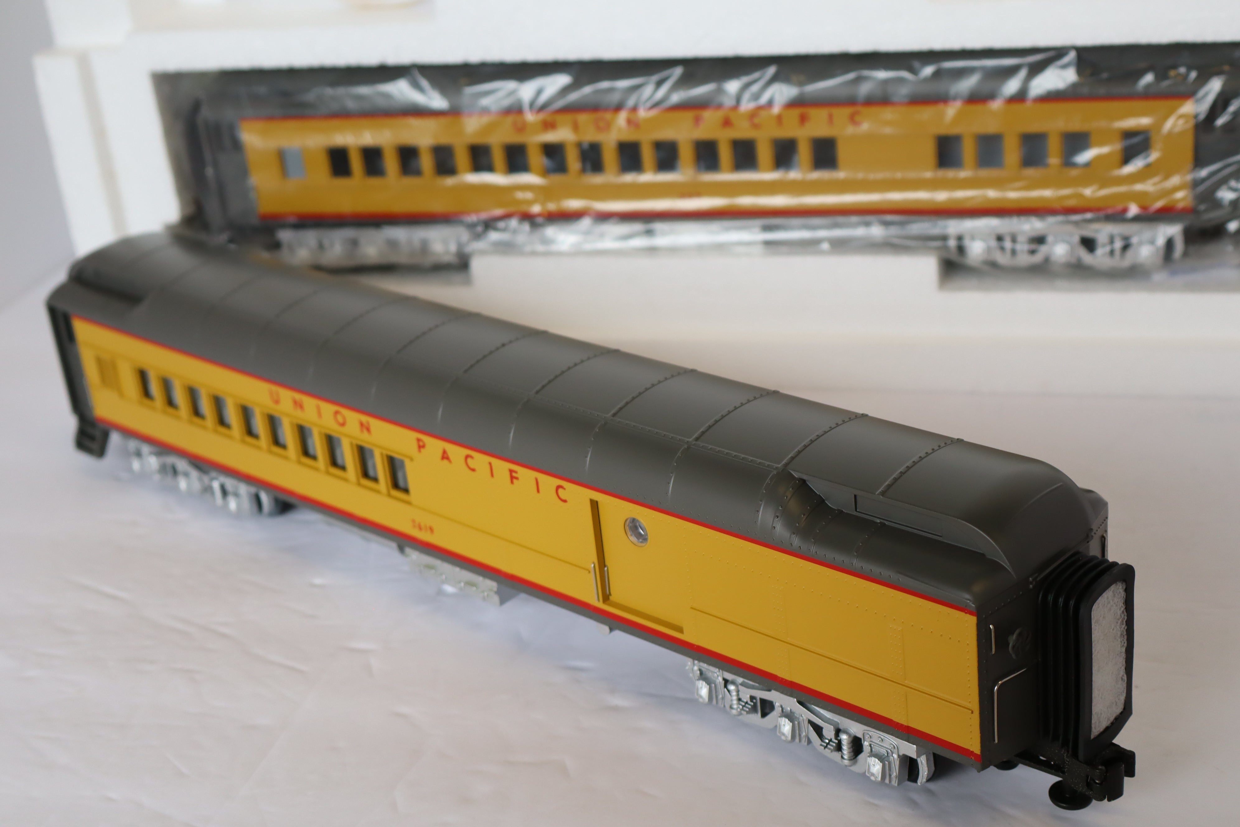 MTH 20-4131 Union Pacific 2-Car Madison Combo/Diner Car Pass Set-Second hand-M7917
