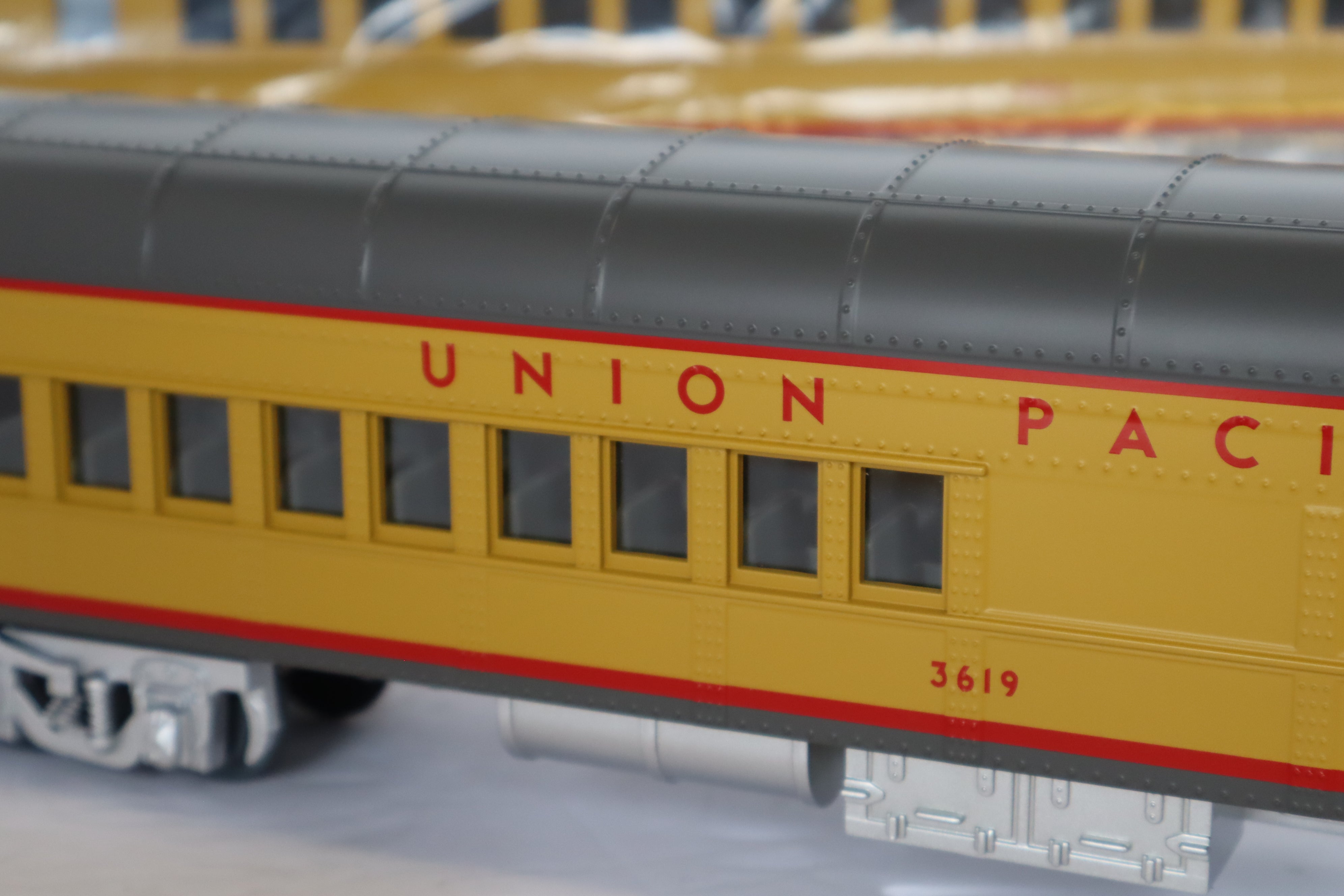MTH 20-4131 Union Pacific 2-Car Madison Combo/Diner Car Pass Set-Second hand-M7917