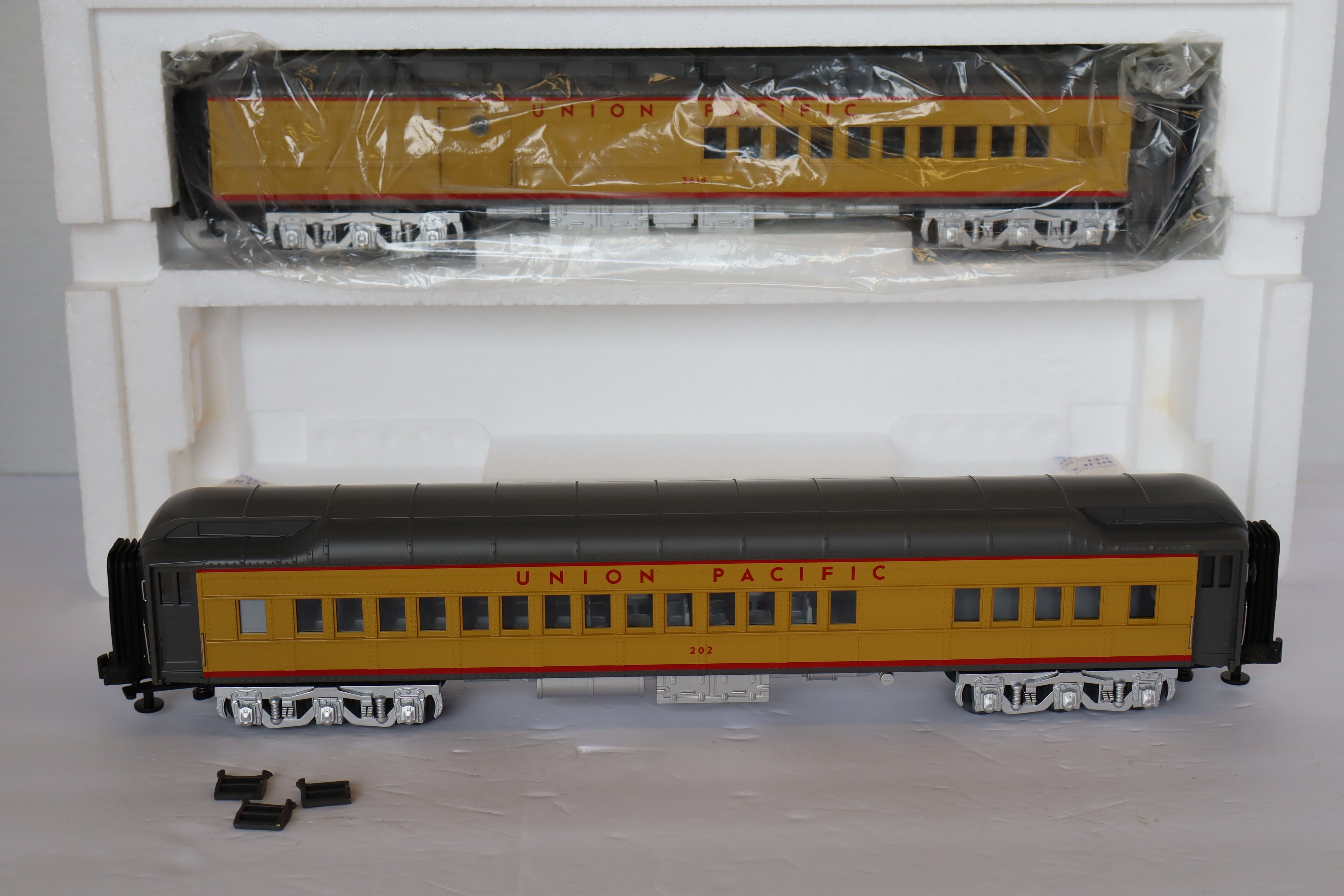 MTH 20-4131 Union Pacific 2-Car Madison Combo/Diner Car Pass Set-Second hand-M7917