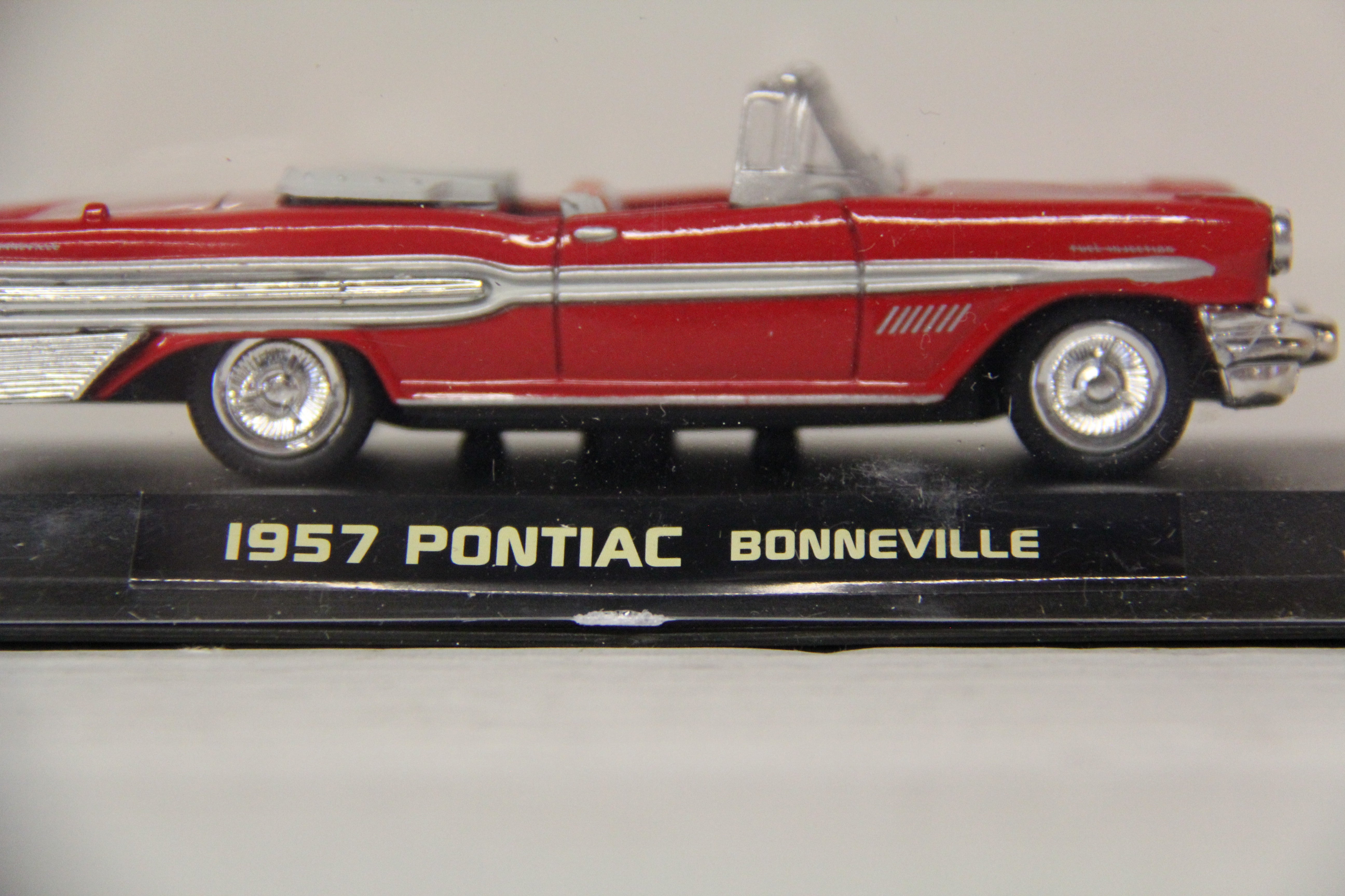 NewRay 1957 Pontiac Bonneville 1:43 scale-Second hand-M6478