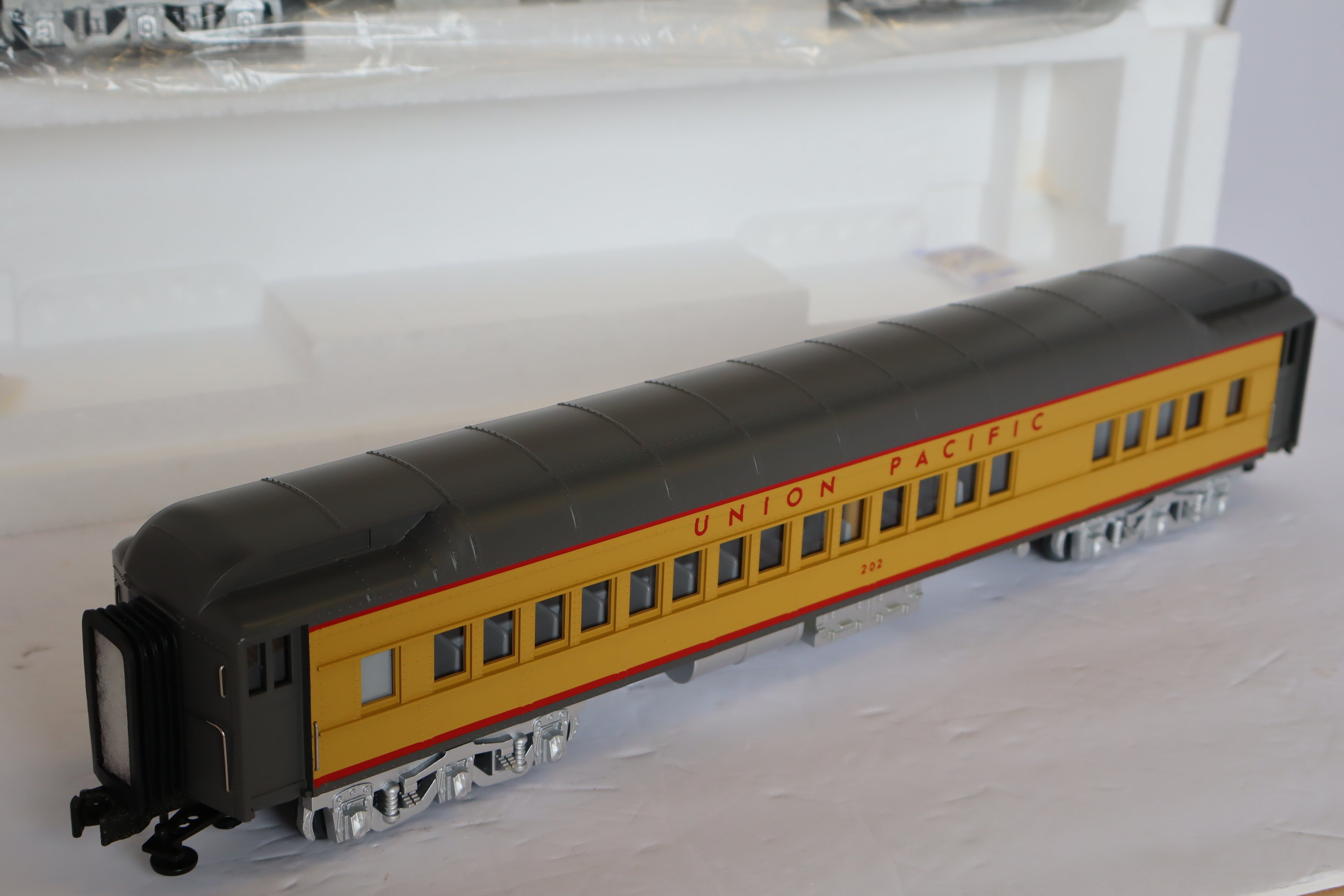 MTH 20-4131 Union Pacific 2-Car Madison Combo/Diner Car Pass Set-Second hand-M7917