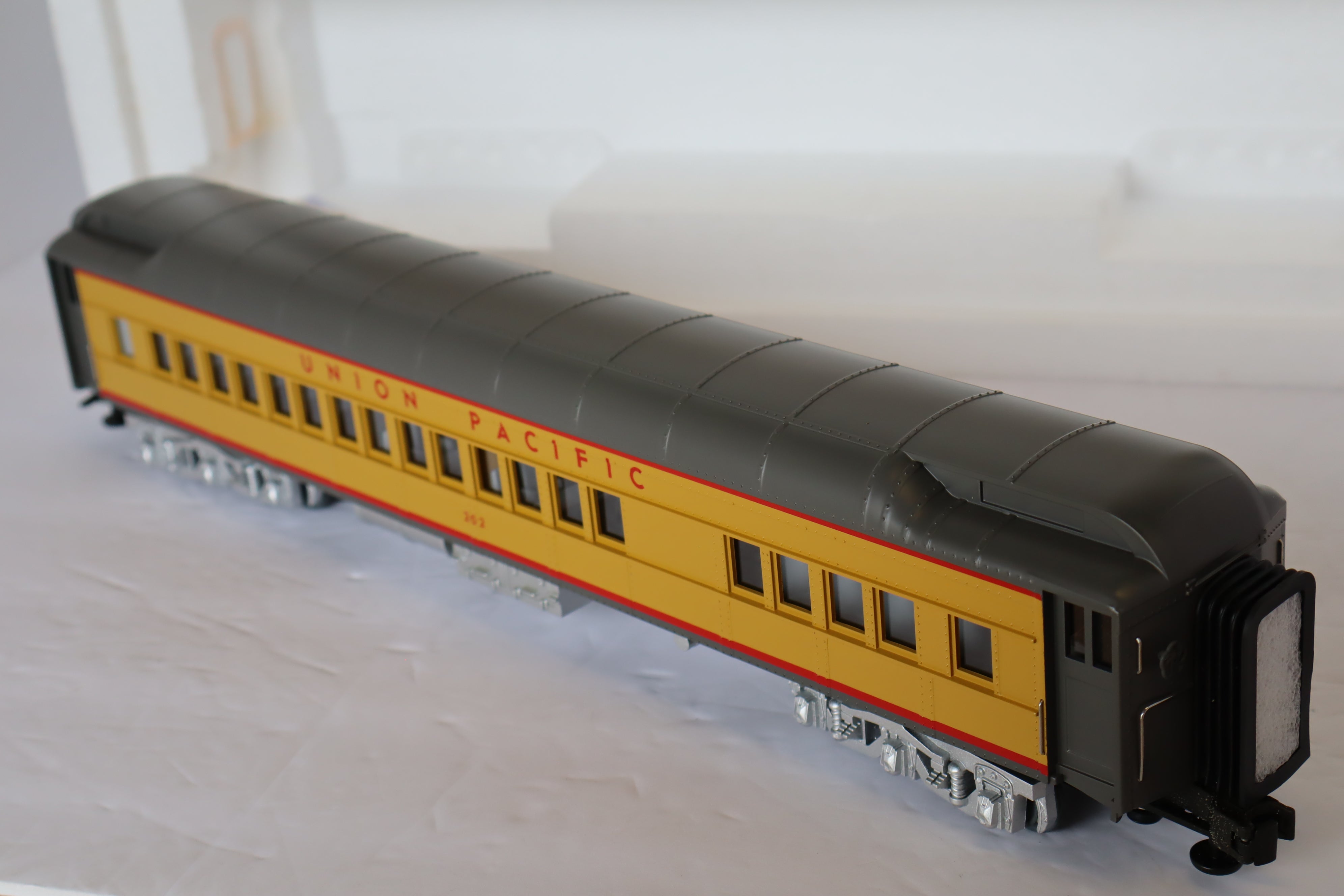MTH 20-4131 Union Pacific 2-Car Madison Combo/Diner Car Pass Set-Second hand-M7917