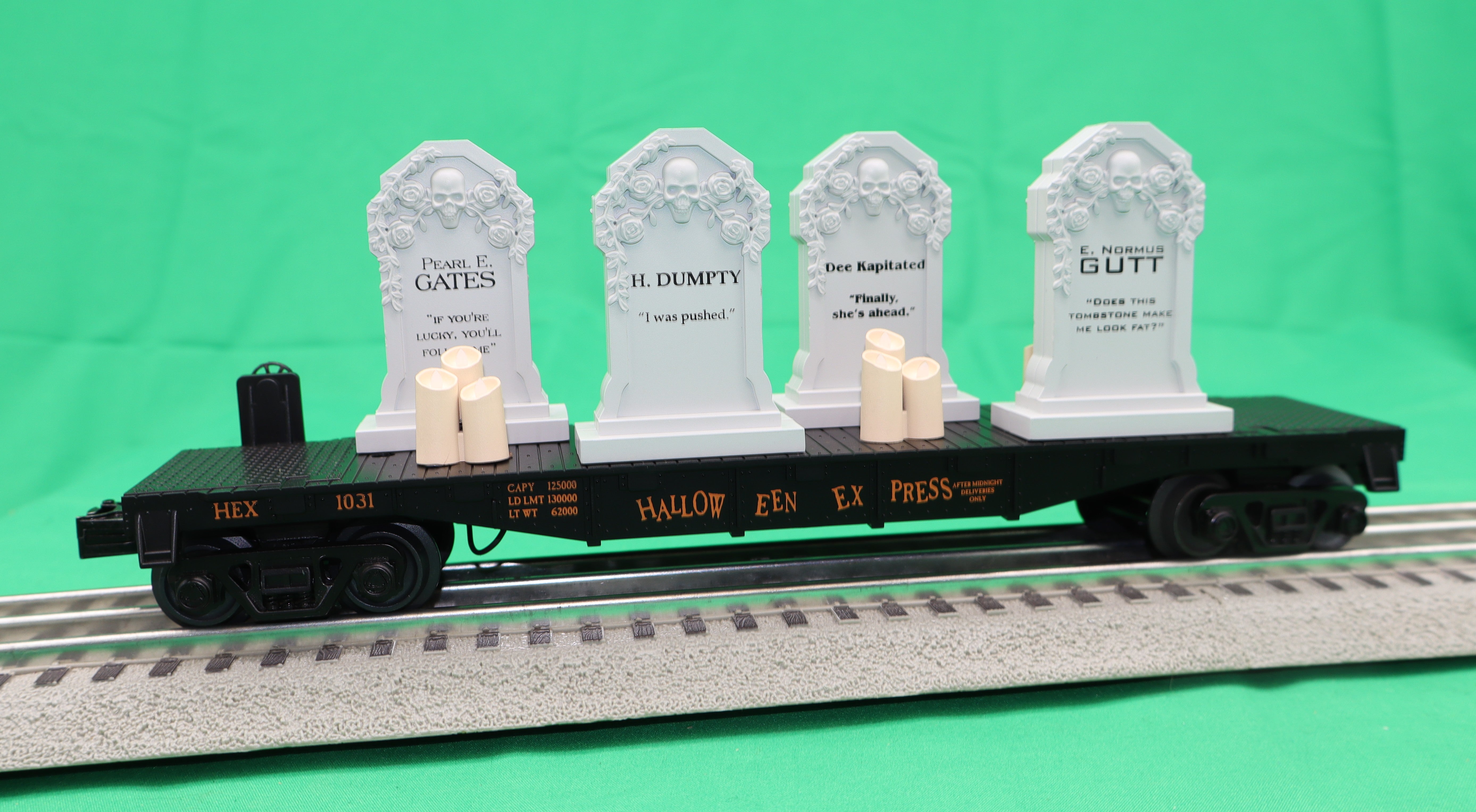MTH 30-76927 - Flat Car "Halloween" #103125 w/ Headstones & Flickering Lighted Candles