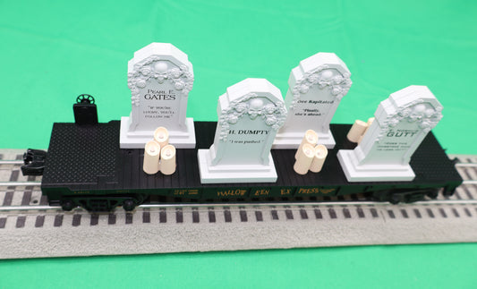 MTH 30-76927 - RailKing - Flat Car "Halloween" #103125 w/ Headstones & Flickering Lighted Candles