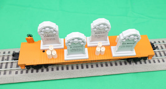 MTH 30-76926 - RailKing - Flat Car "Halloween" #103125 w/ Headstones & Flickering Lighted Candles