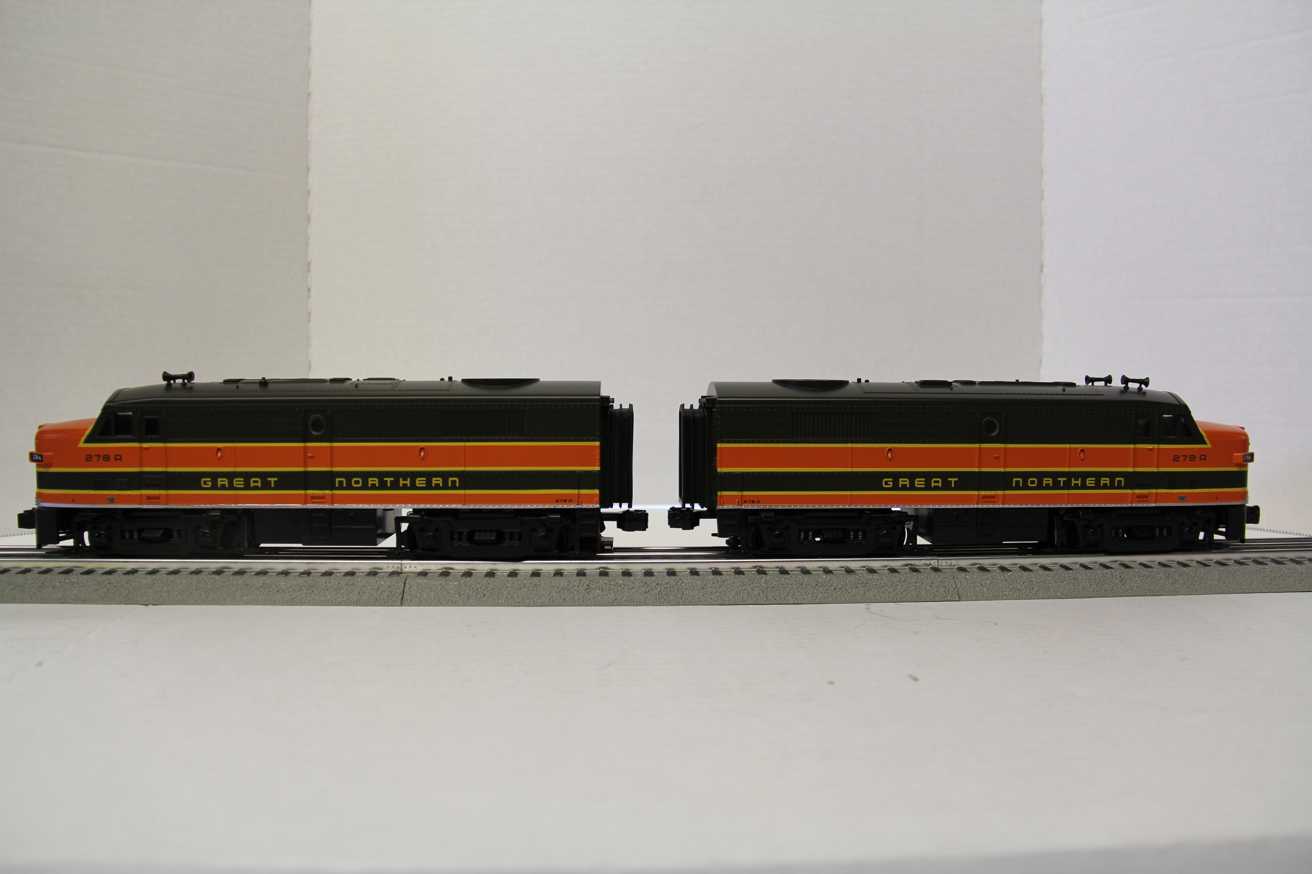 Rail King 30-20506-1A Great Northern Alco FA-2 Powered A Unit & Non Powered-Second hand-M4580