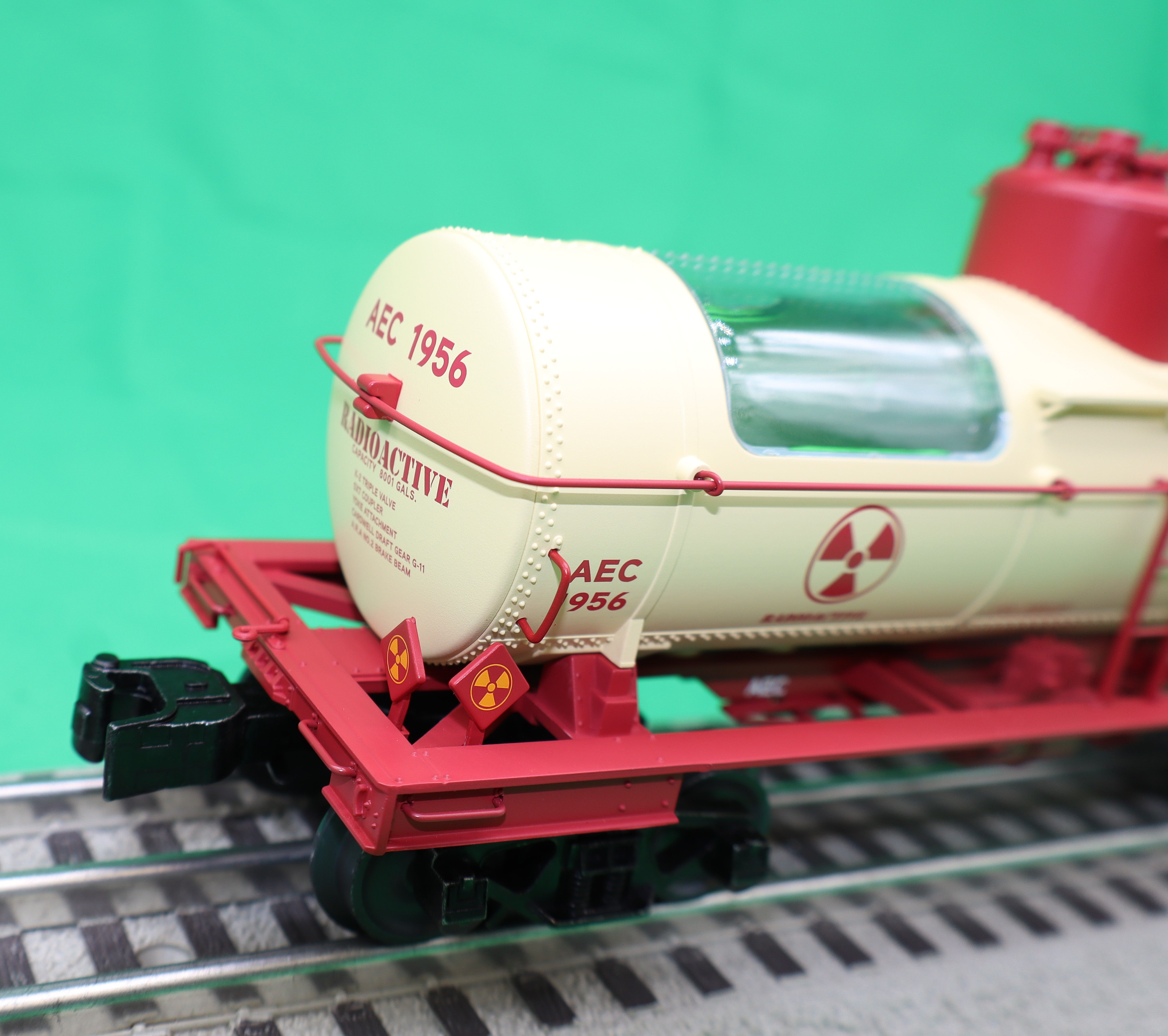 Lionel 2526240 - 8k Gallon Tank Car "AEC" #1956