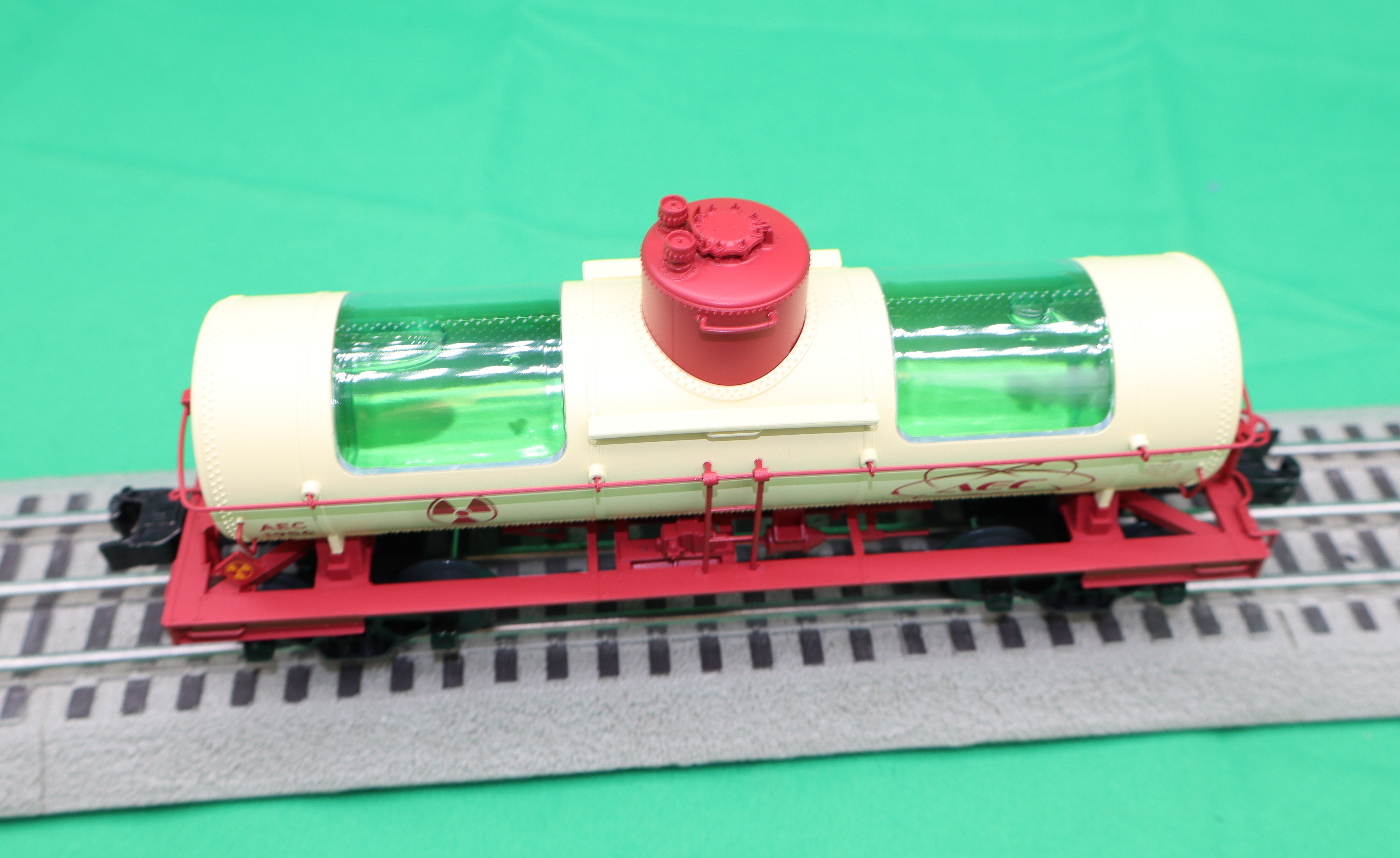 Lionel 2526240 - 8k Gallon Tank Car "AEC" #1956