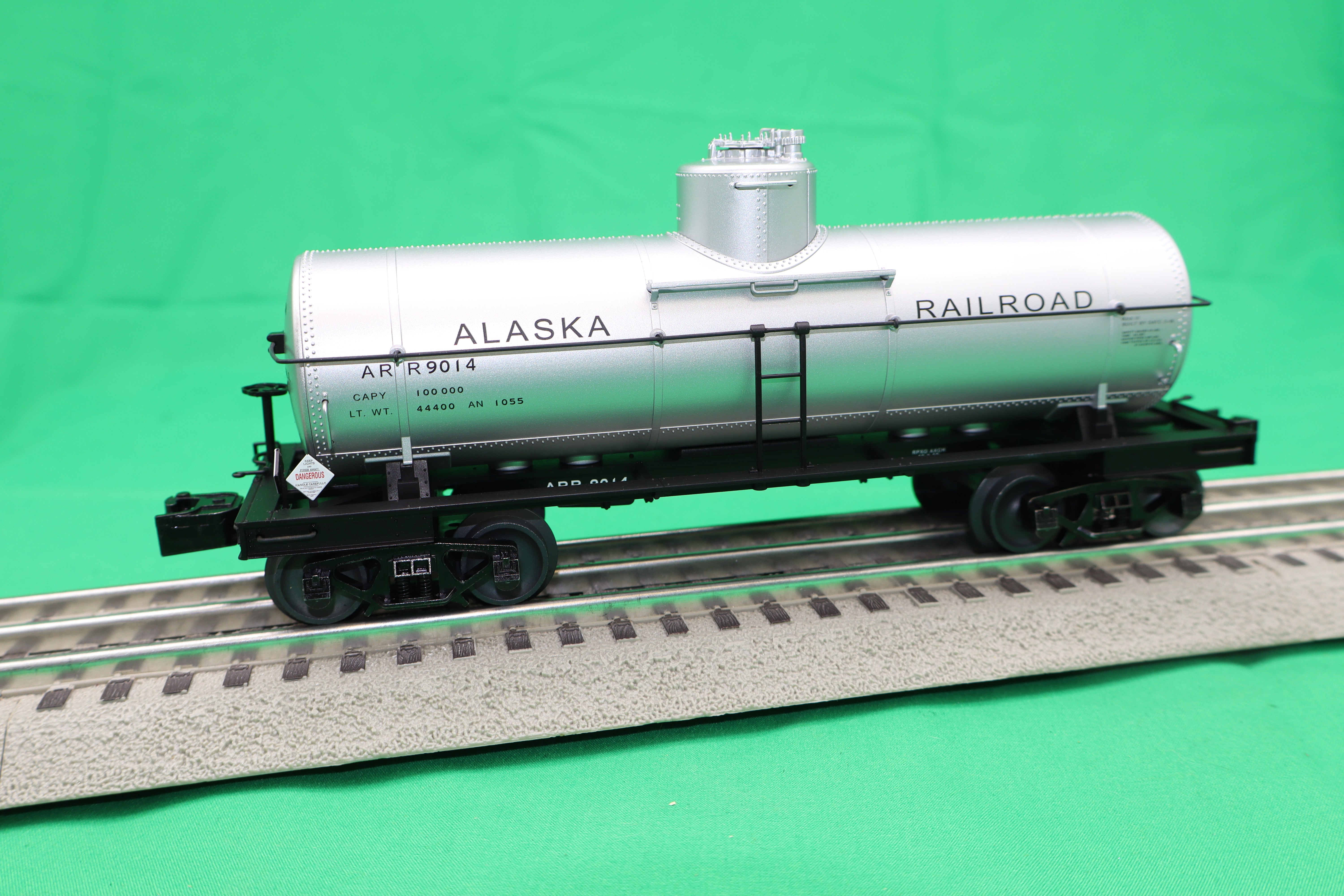 Lionel 2526270 - 8k Gallon Tank Car "Alaska" #9014