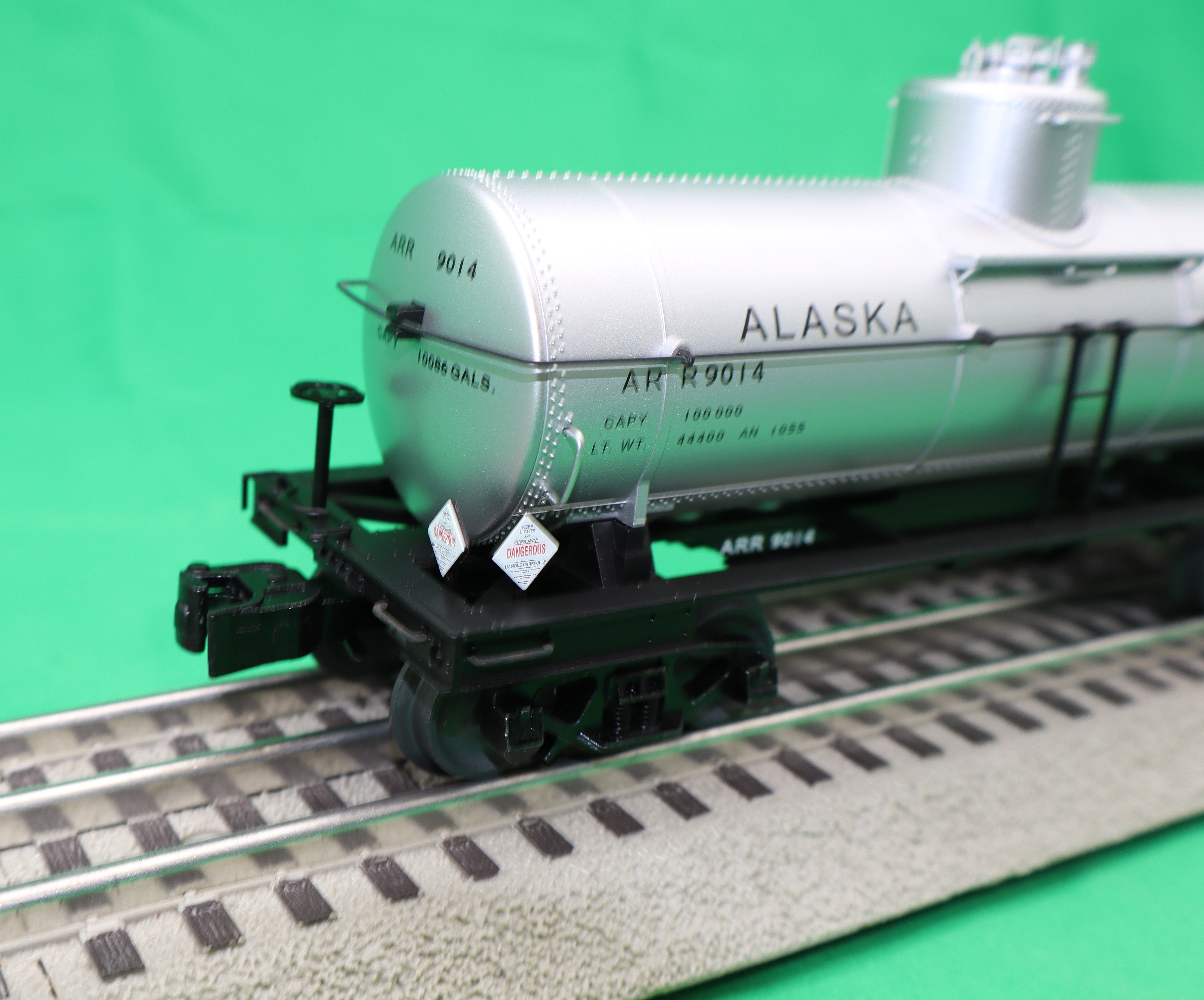 Lionel 2526270 - 8k Gallon Tank Car "Alaska" #9014