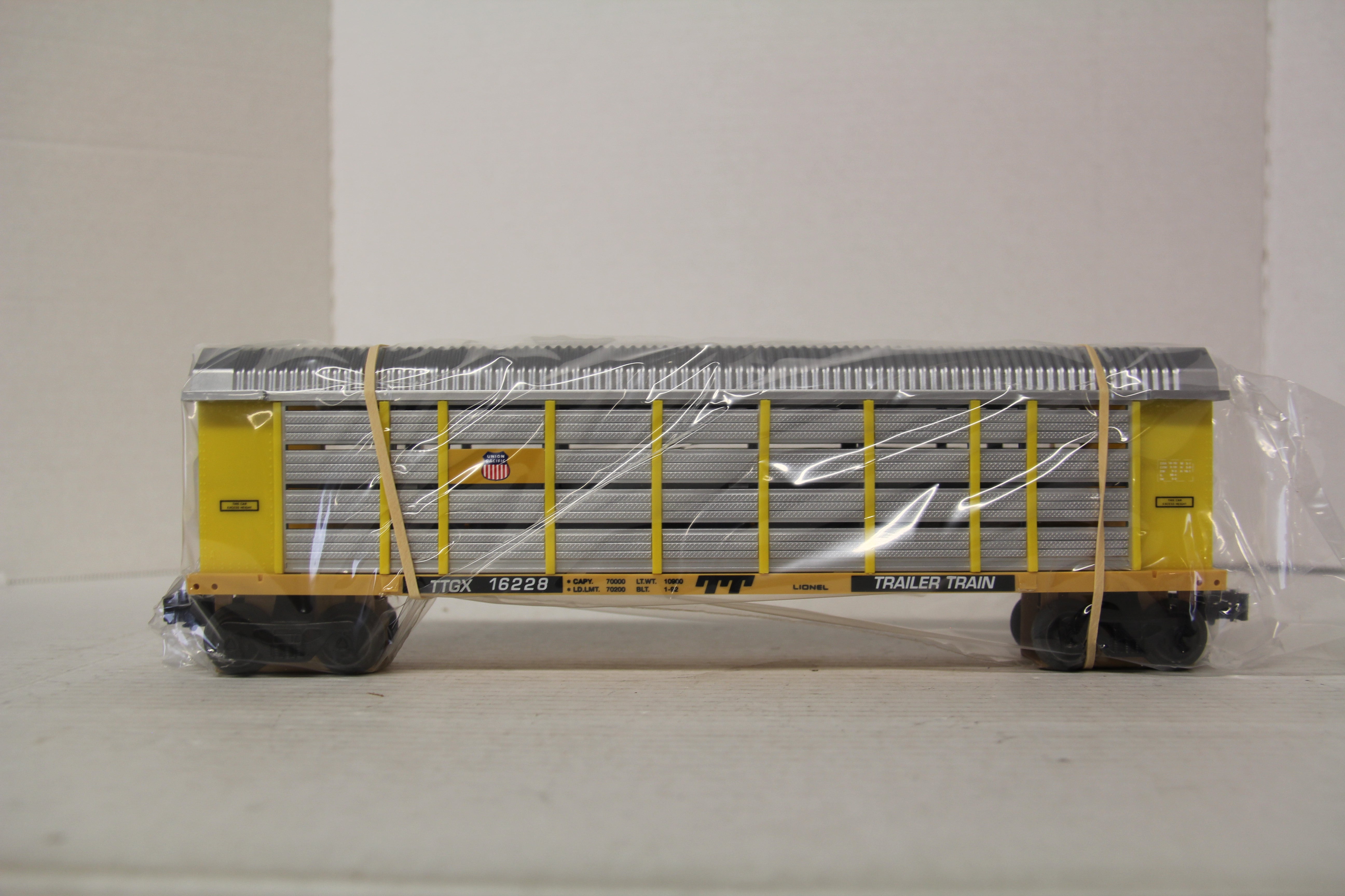 Lionel 6-16228 Union Pacific Auto Carrier with Screens-Second hand-M6503