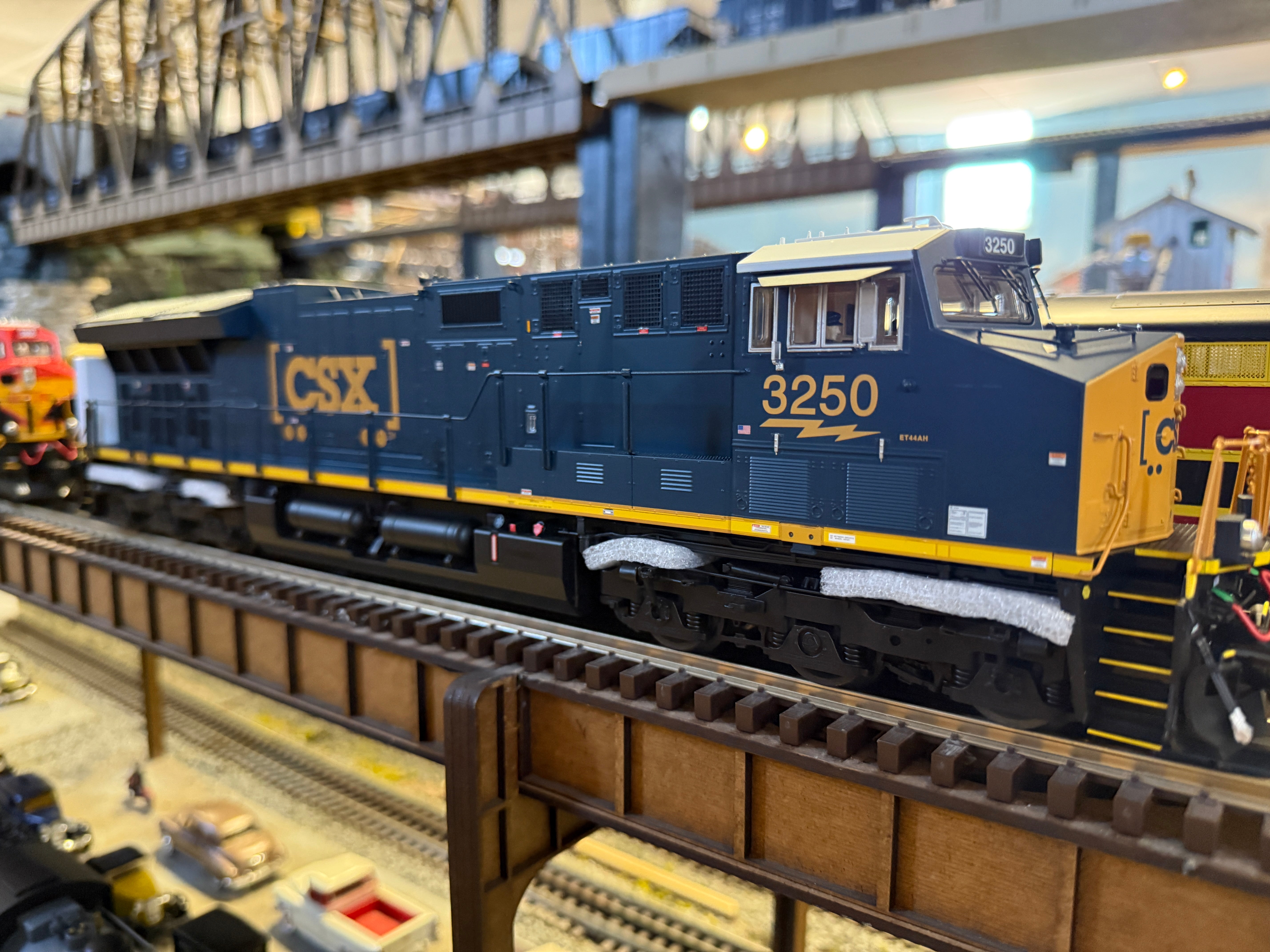 Lionel 2533471 - Legacy ET44AC Diesel Locomotive "CSX" #3250