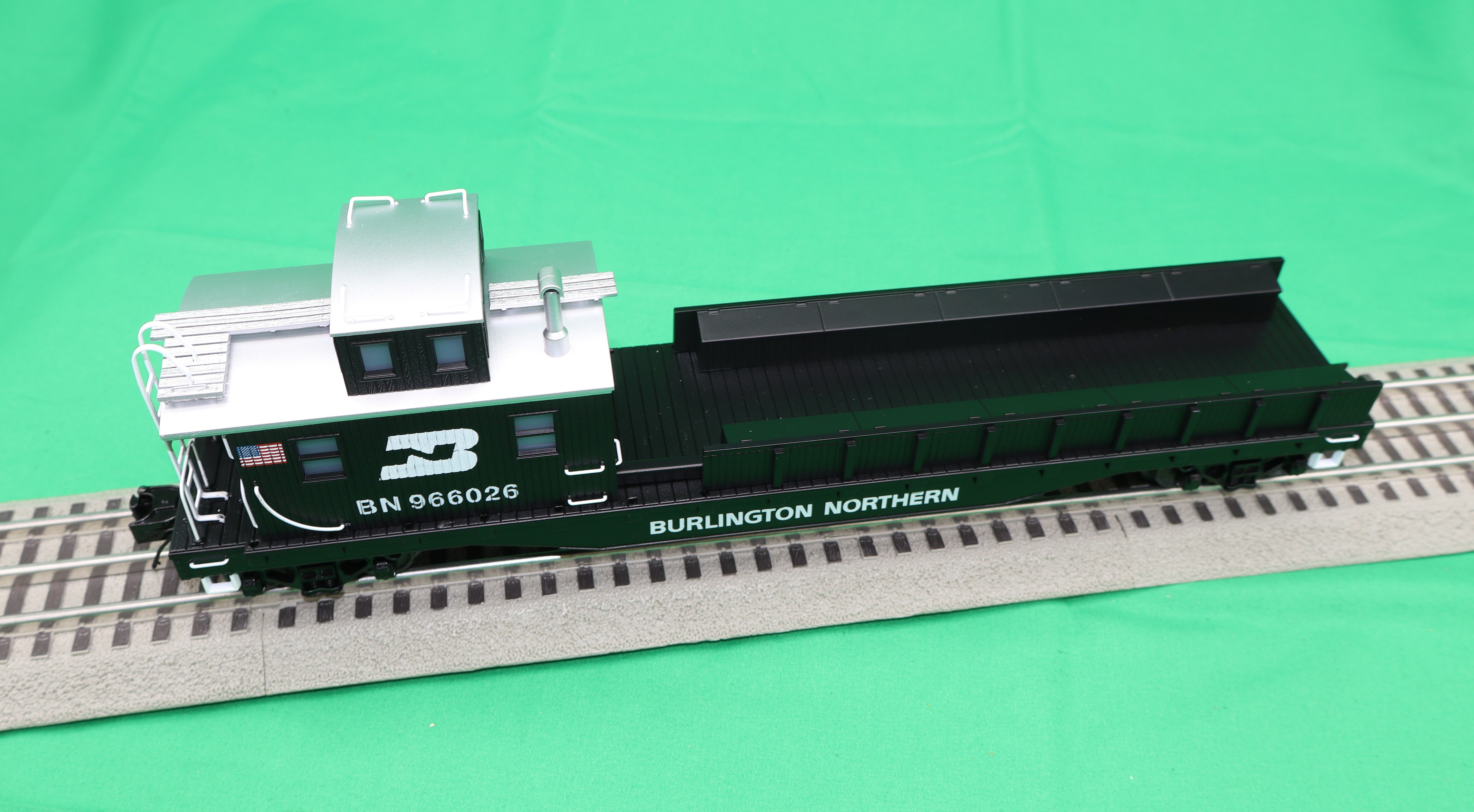 Atlas O 3001747 - Premier - Crane Tender “Burlington Northern” #966026