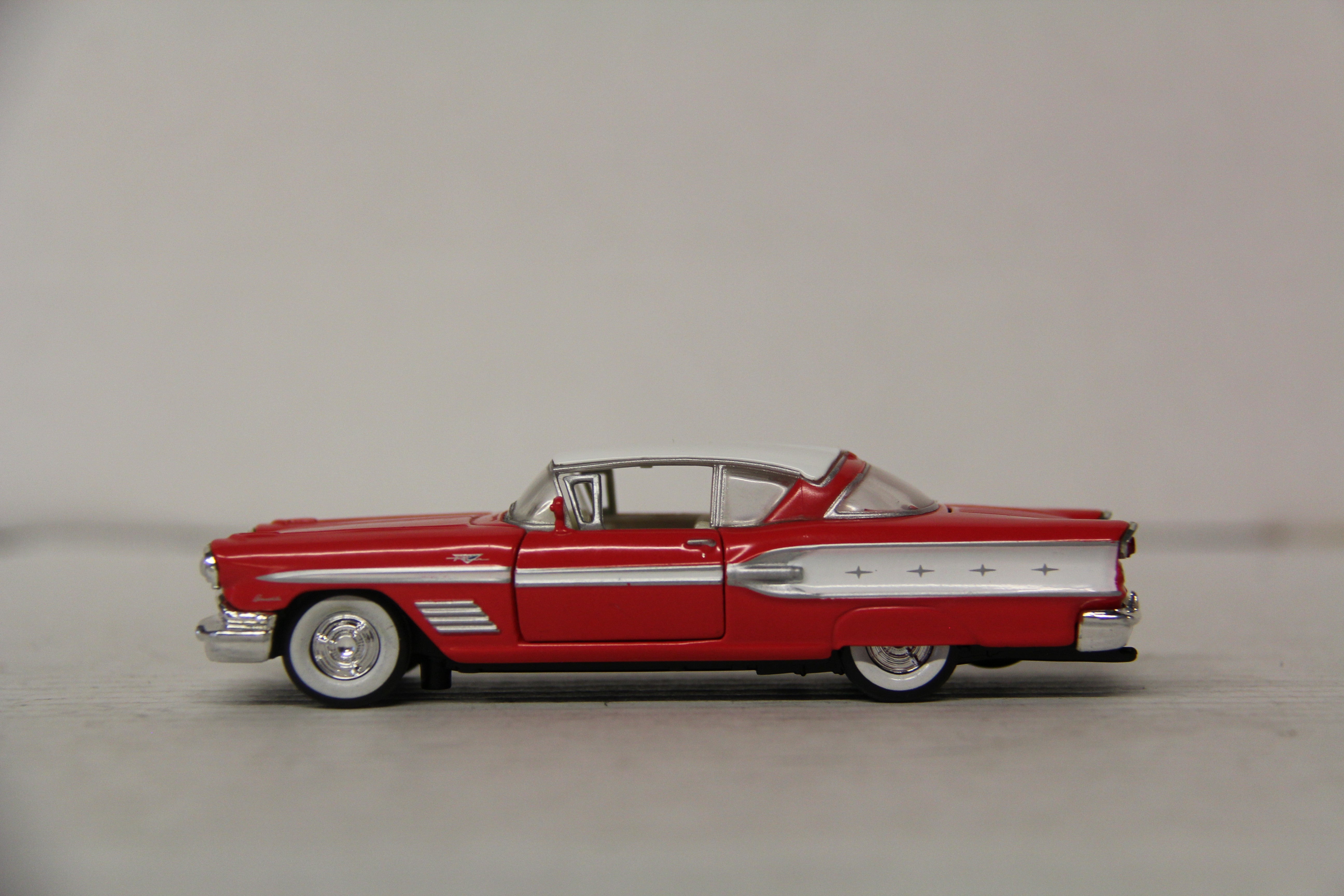 Road Champs Red & White 1958 Pontiac Bonneville 1:32 Diecast-Second hand-M6490