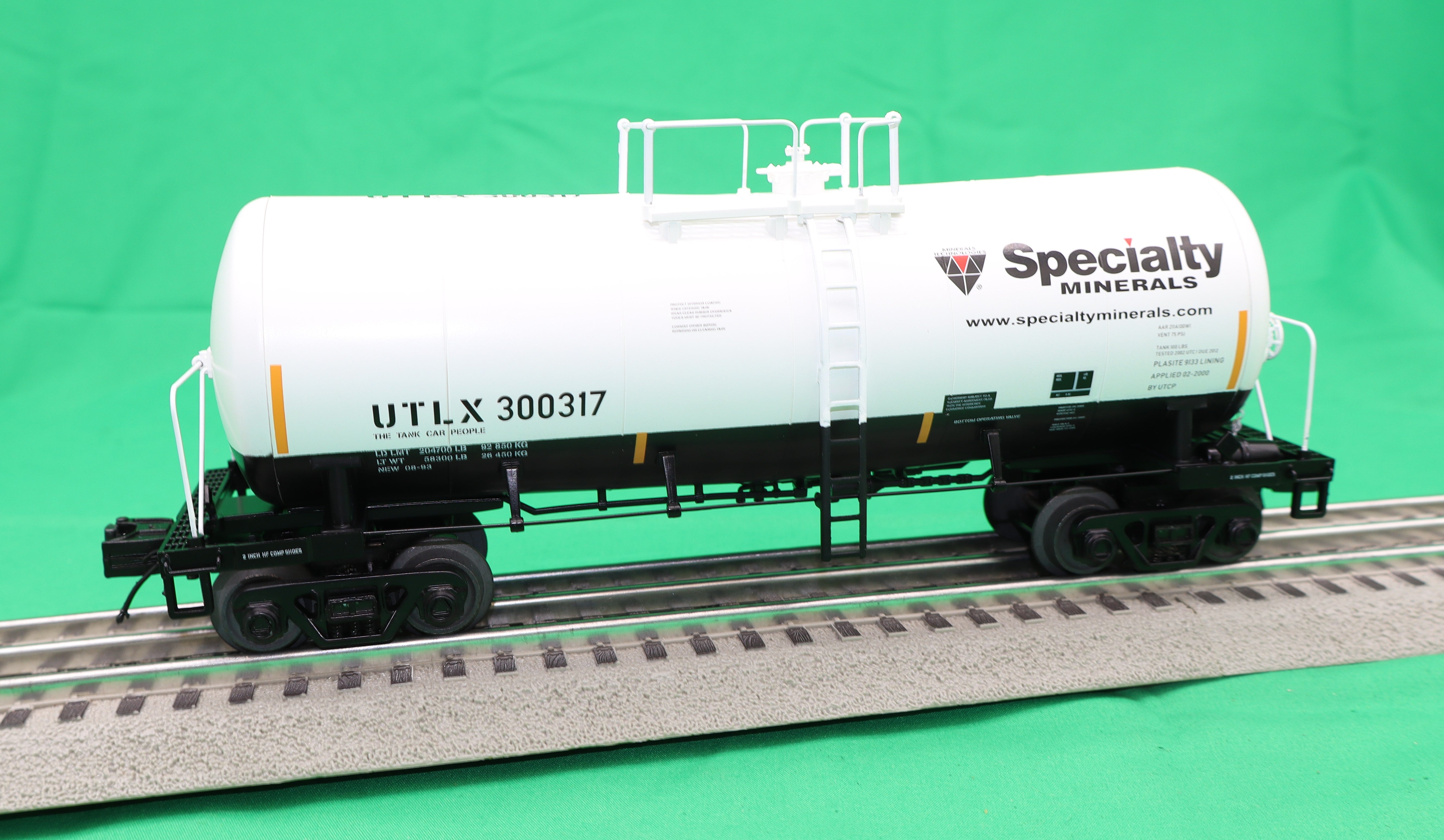 Atlas O 3001757 - Premier - Funnel Flow Tank Car “UTLX” (Specialty Minerals)