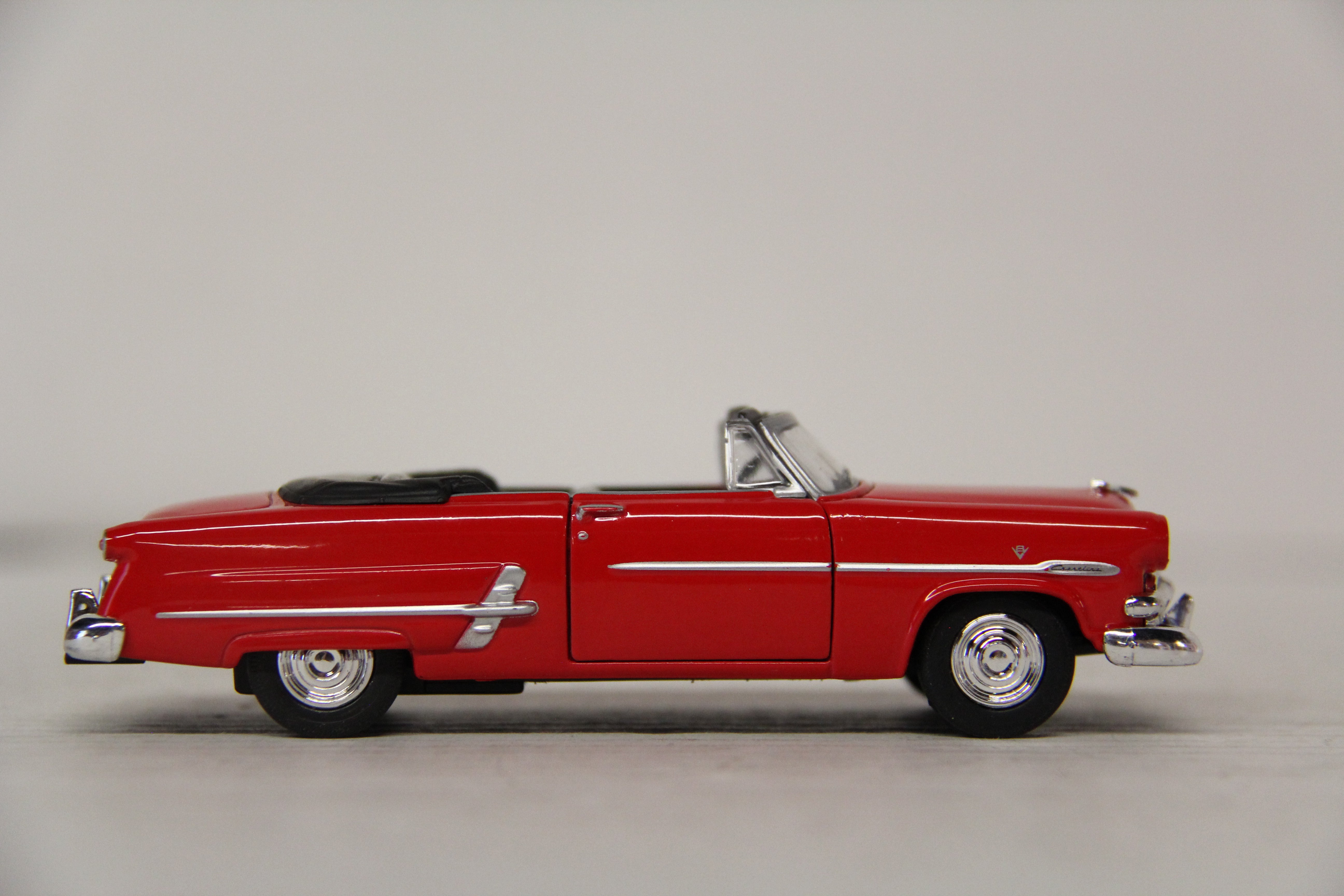 Welly #42331 -1953 Ford Crestline Sunliner 1:43 Diecast-Second hand-M6488