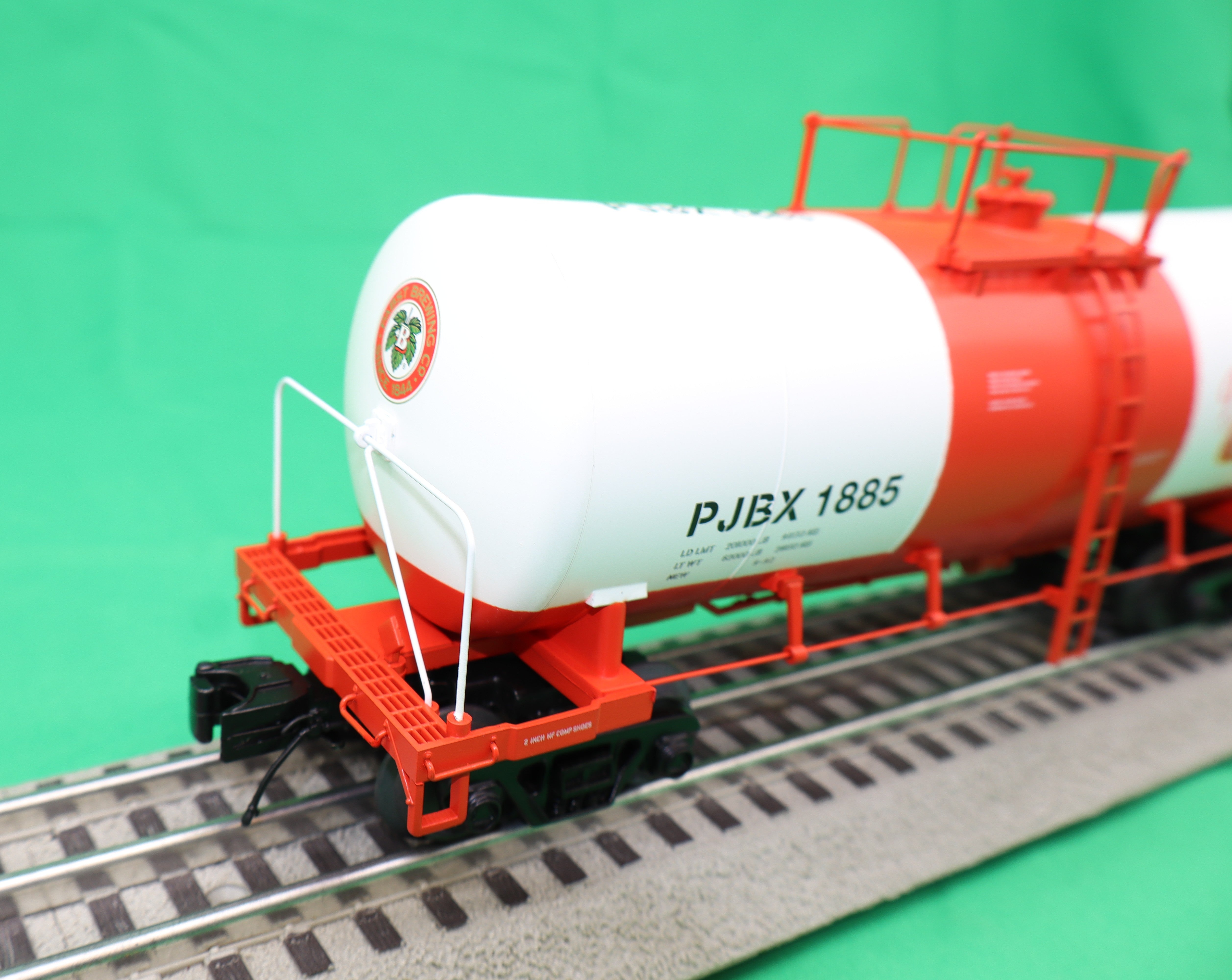 Atlas O 3001761 - Premier - Pabst Brewing Company - Funnel Flow Tank Car “PJBX” (National Bohemian)