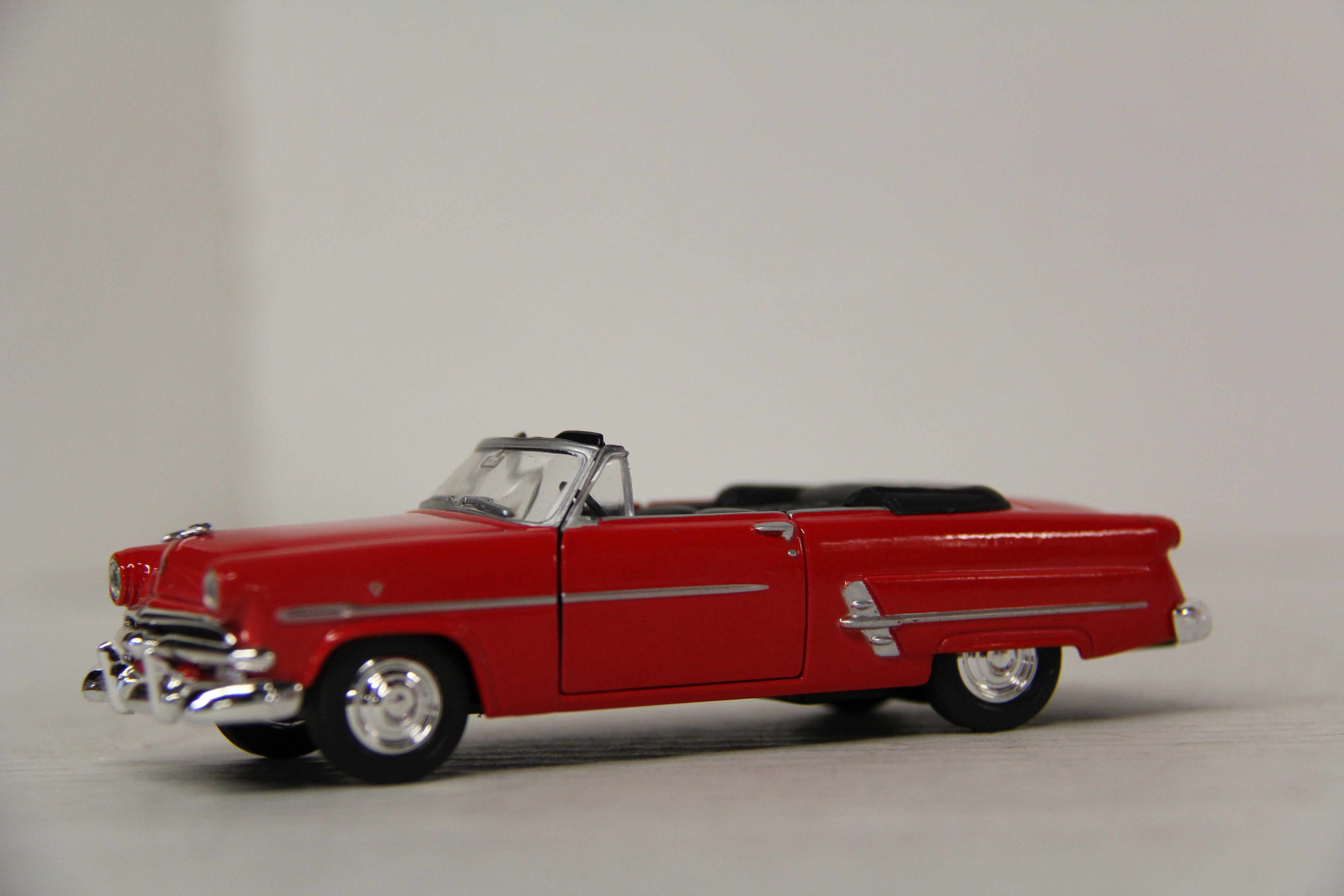 Welly #42331 -1953 Ford Crestline Sunliner 1:43 Diecast-Second hand-M6488