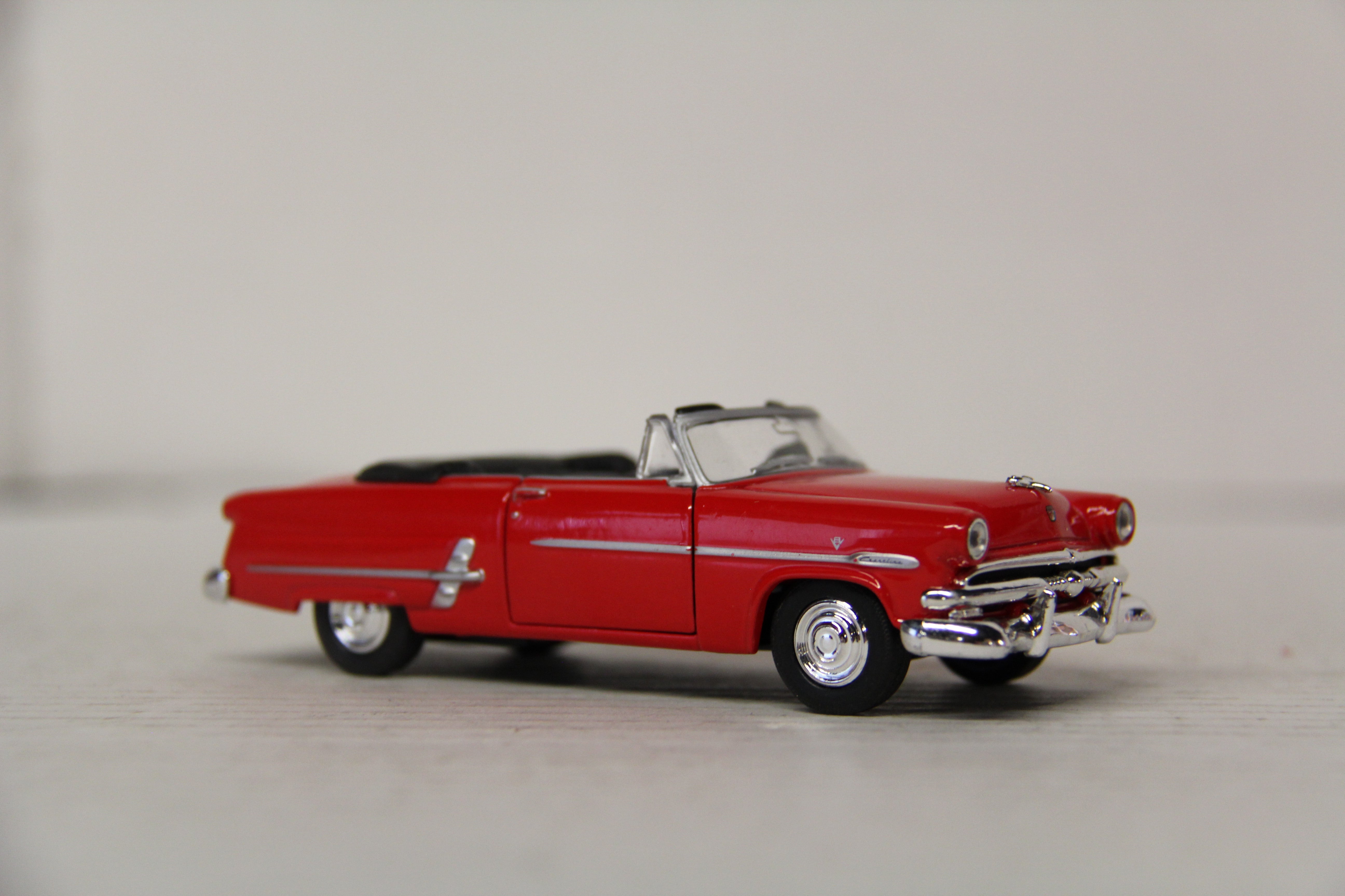 Welly #42331 -1953 Ford Crestline Sunliner 1:43 Diecast-Second hand-M6488