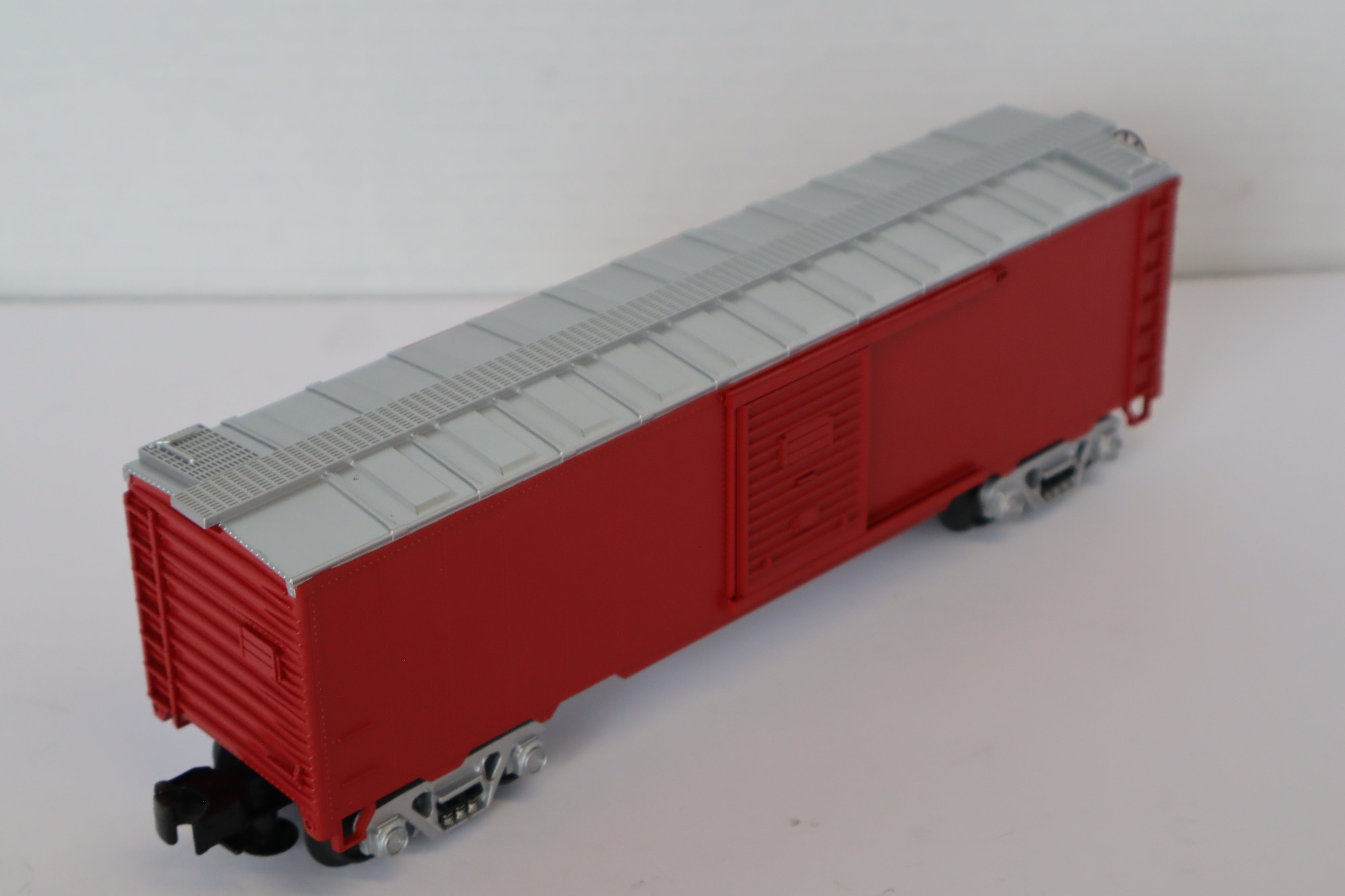 Rail King 33-7409 UNDECORATED Ronald McDonald House Box Car -Second hand-M7955