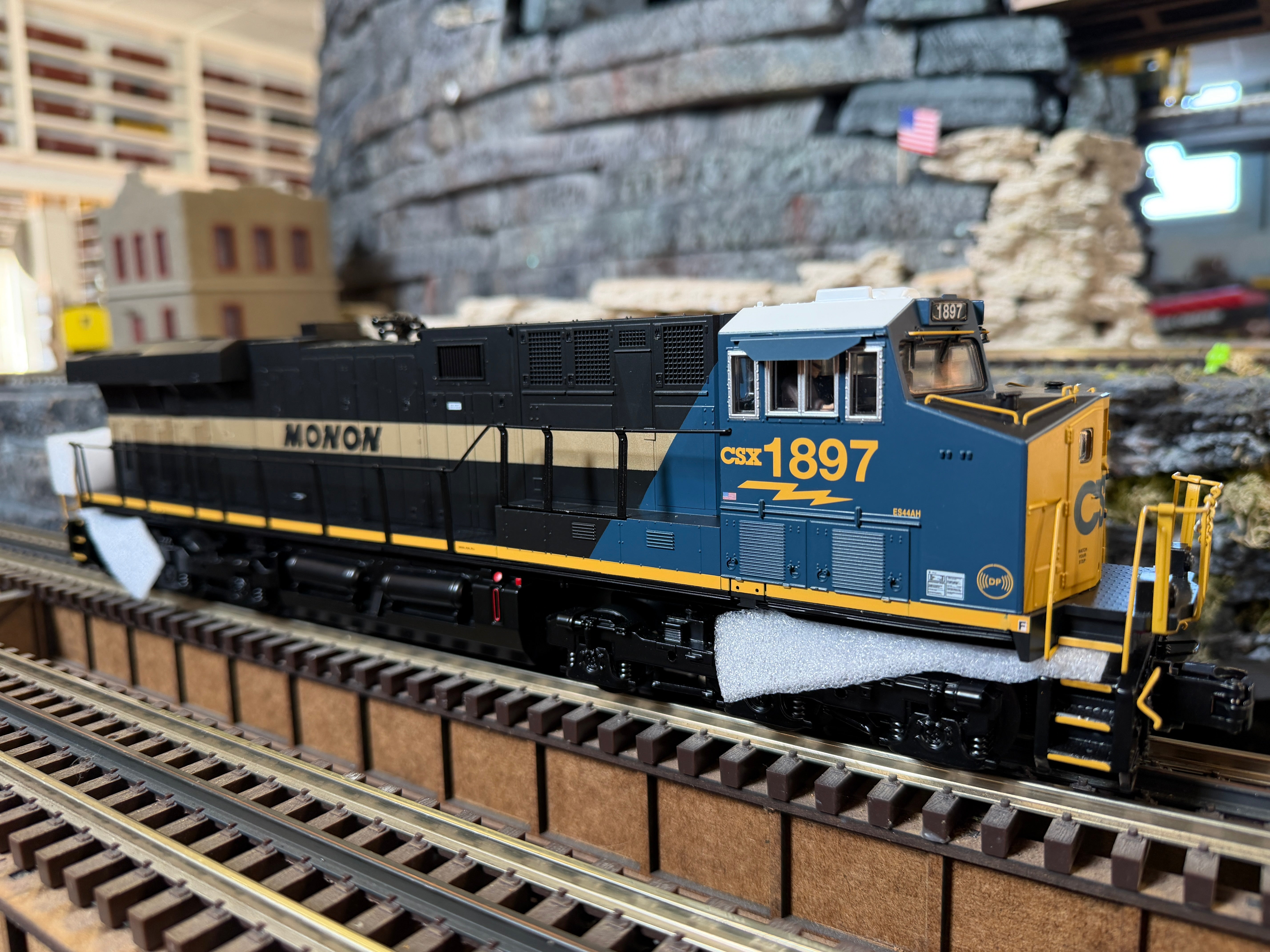 MTH 30-21260-1 - ES44AC Imperial Diesel Engine "CSX" #1897 w/ PS3 (Monon Heritage) - Custom Run for MrMuffin'sTrains
