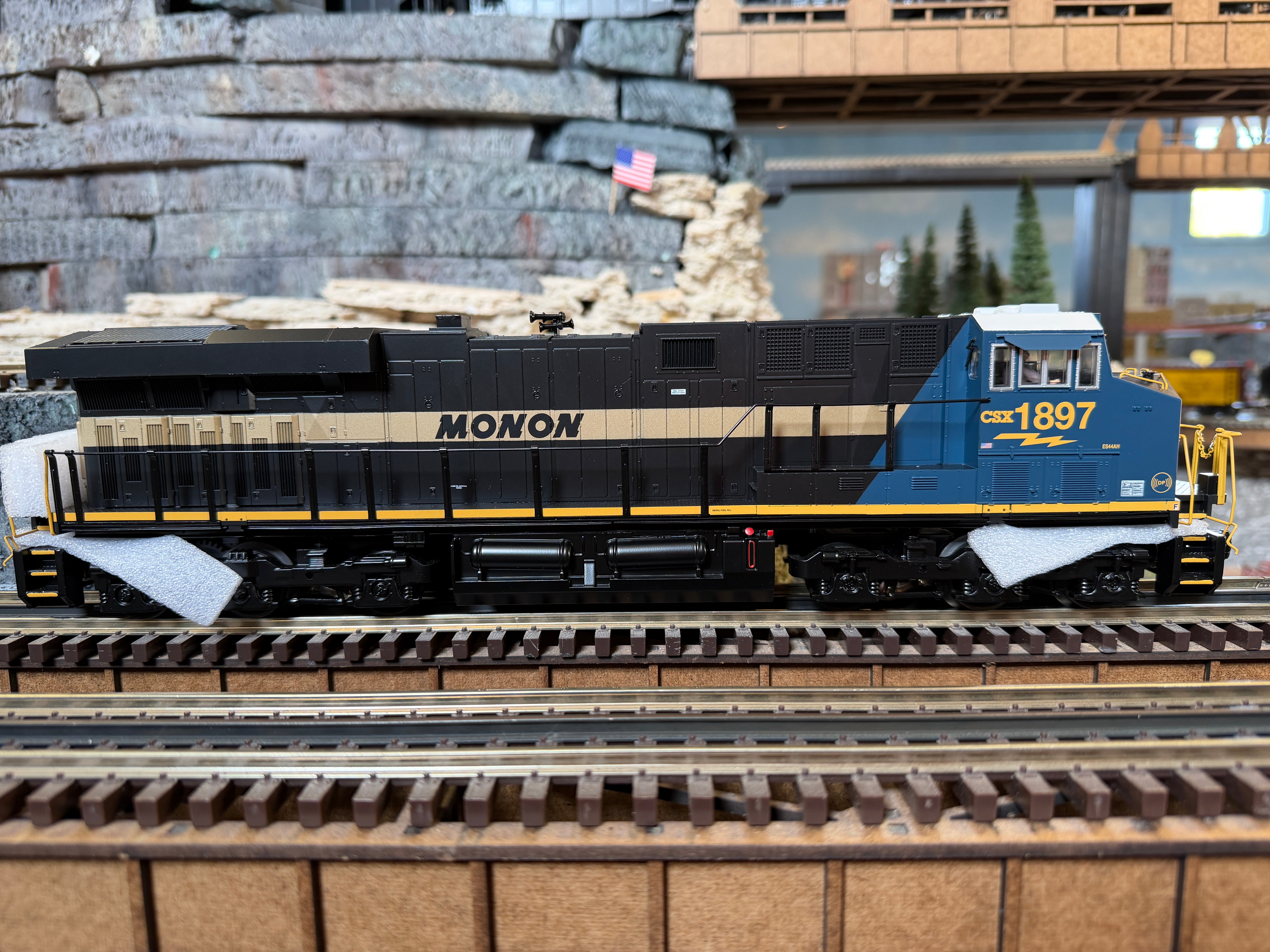 MTH 30-21260-1 - ES44AC Imperial Diesel Engine "CSX" #1897 w/ PS3 (Monon Heritage) - Custom Run for MrMuffin'sTrains