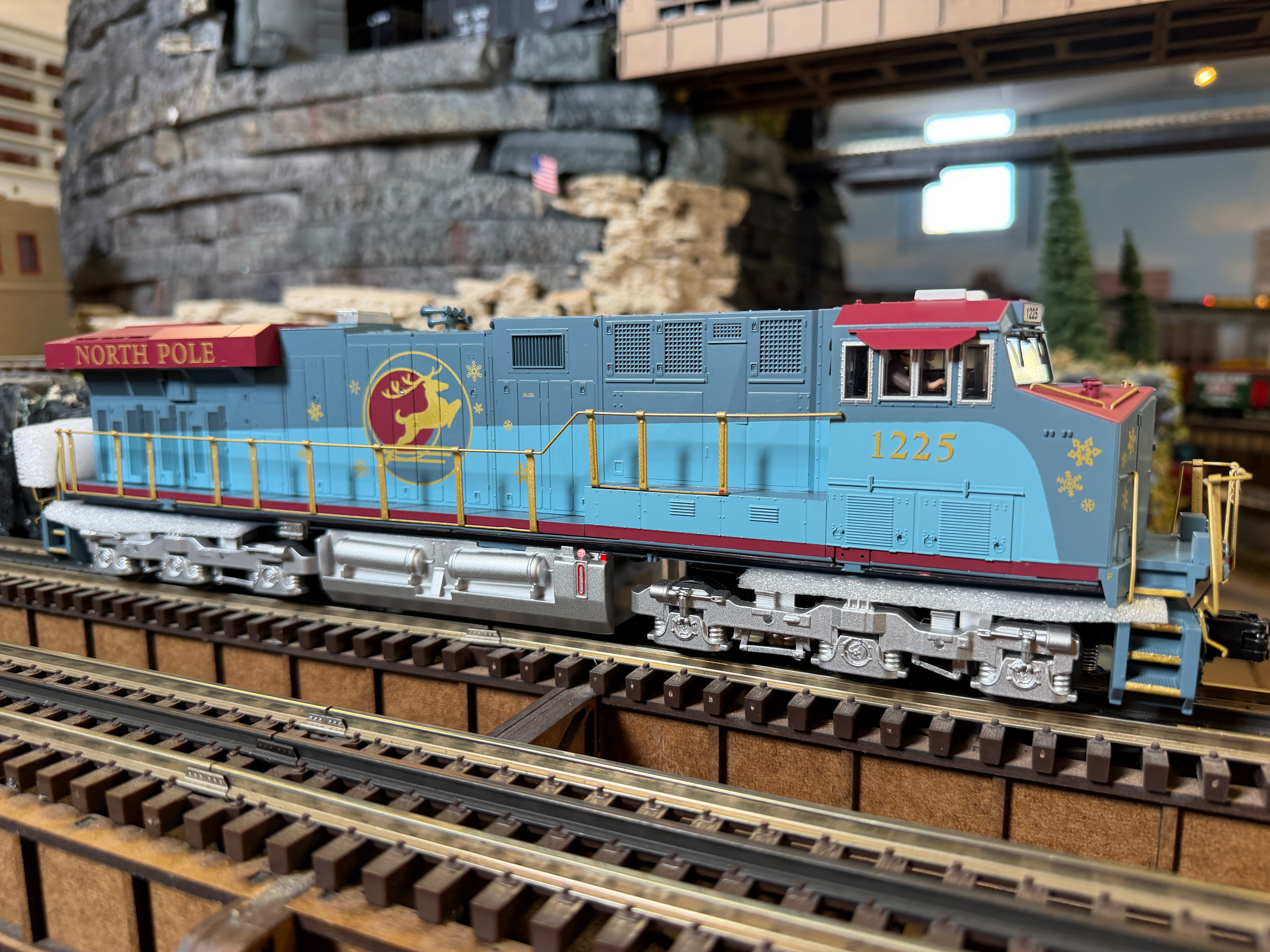 MTH 30-21327-1 - ES44AC Imperial Diesel Engine "North Pole" #1225 w/ PS3