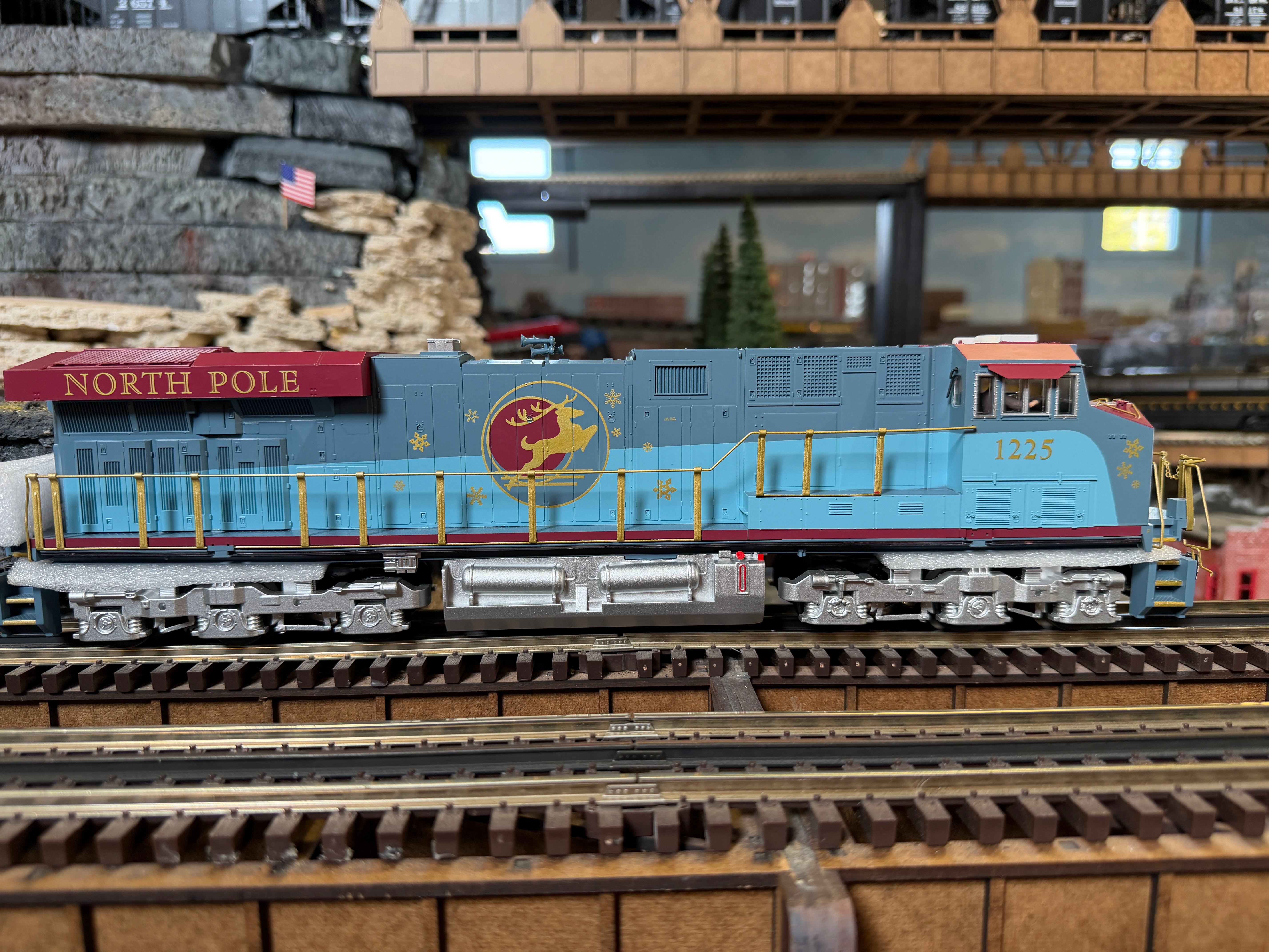 MTH 30-21327-1 - ES44AC Imperial Diesel Engine "North Pole" #1225 w/ PS3