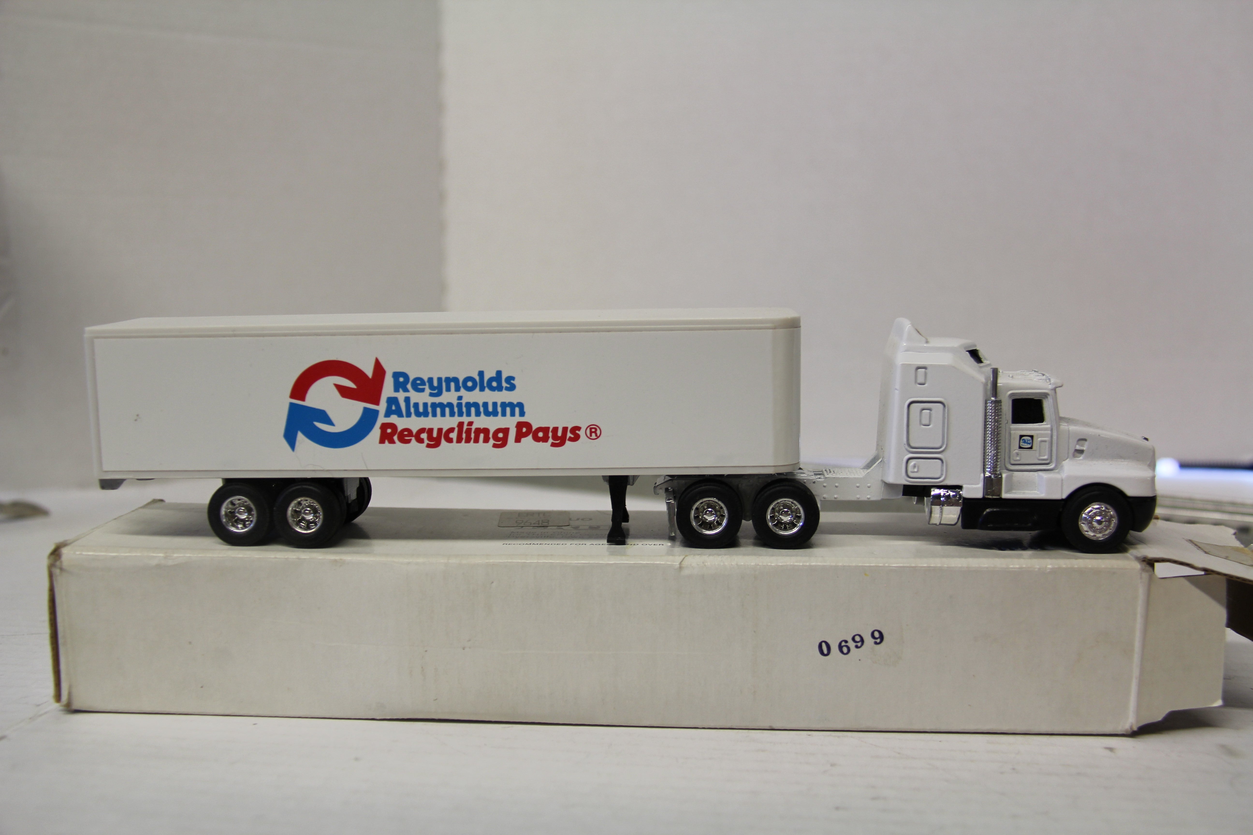 ERTL Reynolds 1/64 Aluminum Recycling Semi Truck & Trailer-Second hand-M4627